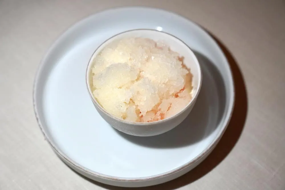 Soufflé chaud à la poire Passe-Crassane, glace fève tonka (40 €) Warm Passe-Crassane pear soufflé, tonka bean ice cream ตัดความร้อนจากซูเฟลด้วย Granité หรือน้ำแข็งบดละเอียดทำมาจากลูกแพร์เช่นกัน ด้านล่างรองด้วย Panna Cotta เนื้อนุ่มหอมทำมาจาก Tonka Bean ทั้งยังทำให้องค์ประกอบเฉพาะในถ้วยนี้มีเนื้อสัมผัสที่แตกต่างกันอีกด้วย (19/20)