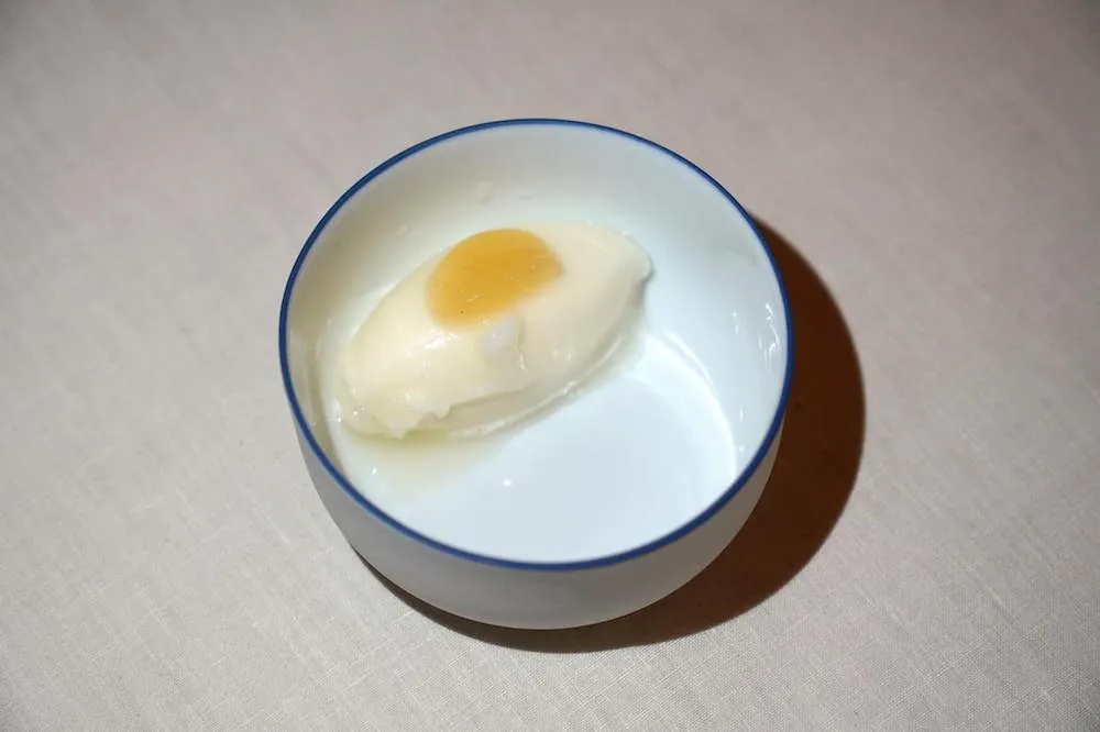 Yuzu Sorbet with Lemon Condiment ปิดท้ายมื้ออาหารด้วยเชอร์เบทยูซูหอม ๆ ทอปด้านบนด้วยองค์ประกอบของเลมอนช่วยให้มีรสเปรี้ยวเบา ๆ นั่นเอง