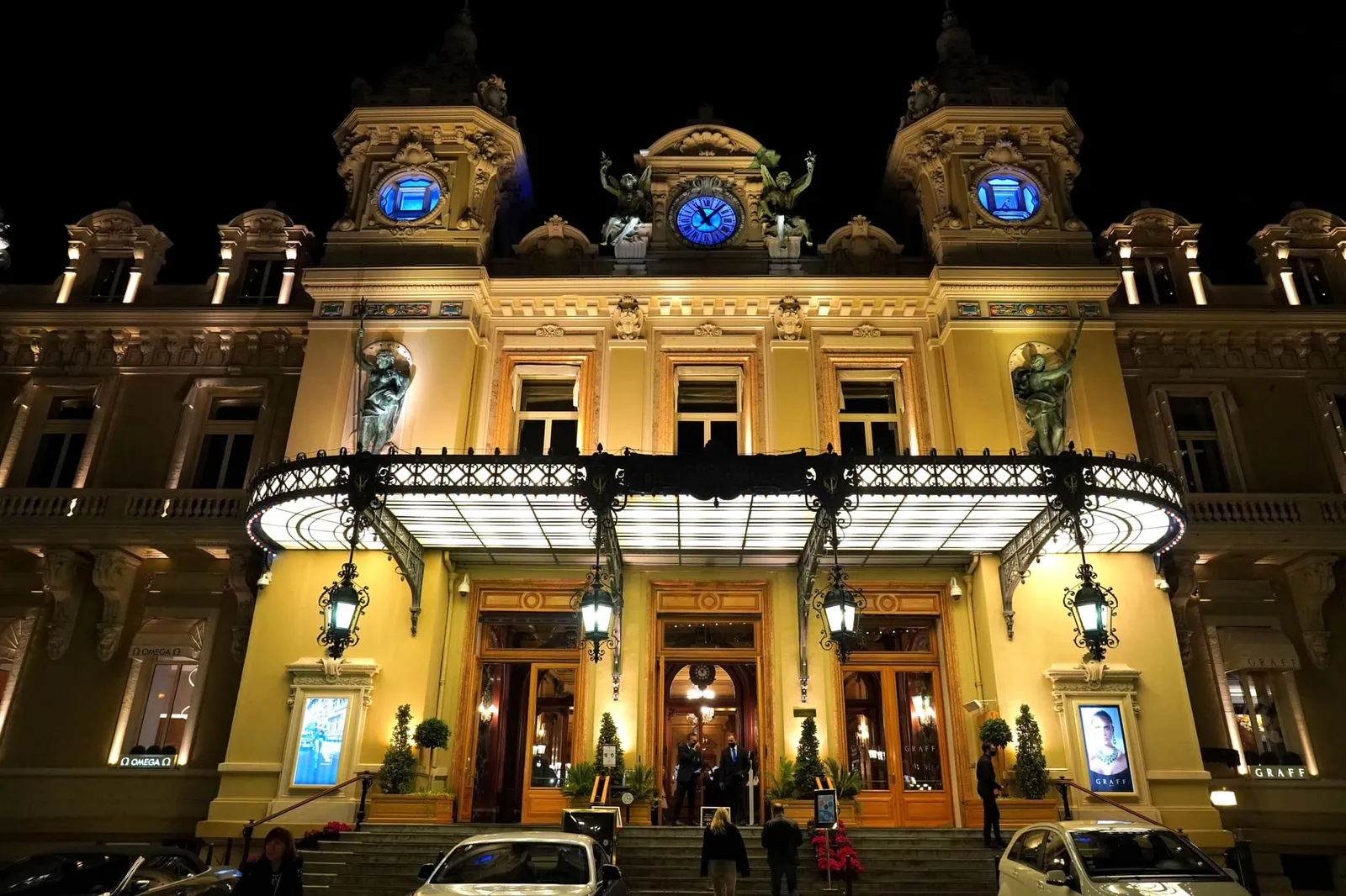ข้าง ๆ กันเป็น Casino de Monte-Carlo สุดหรูที่เปิดทำการตามกันมาในปี 1865 ภายในแบ่งออกเป็นห้องเล่นเกมจำนวน 7 ห้อง แต่ละห้องตกแต่งในอย่างตระการตาตามยุคสมัย Bell Époque โดยมีภาพวาด รูปปั้น งานแกะสลักหิน รวมไปถึงแชนเดอเลียร์สไตล์โบฮีเมียนที่มีน้ำหนักถึง 150 กิโลกรัมเป็นจุดดึงดูดสายตา