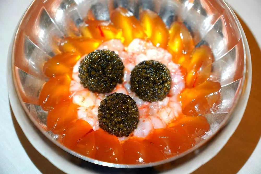 Gamberoni di San Remo, fine galée de poissons de roche, caviar (170 €) Gamberoni from San Remo, rock fish gelée, caviar ใครที่มารับประทานอาหารที่นี่ห้ามพลาดที่จะลิ้มลอง Gamberoni เมนู Signature Dish ที่ถูกรังสรรค์ให้กับห้องอาหารในเครือ Ducasse Paris เกือบทุกสาขาโดยแต่ละจานจะใช้องค์ประกอบหลักทั้งหมด 3 อย่างคือ อาหารทะเล, ผัก และคาเวียร์มาผสมผสานรสชาติเข้าด้วยกัน และแน่นอนว่าห้องอาหาร Blue by Alain Ducasse ในประเทศไทยก็มีเมนูนี้ในรูปแบบที่แตกต่างกันอยู่ด้วยเช่นกัน (20/20)