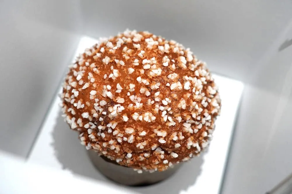 Panettone ด้วยความที่เป็นของฝากเราจึงไม่ได้คาดหวังกับขนมปังชิ้นนี้มากนัก เมื่อเวลาผ่านไป 2 วันจึงได้มีโอกาสแกะออกมาชิม ตัวขนมปังชิ้นค่อนข้างใหญ่ เนื้อสัมผัสดีงามจนน่าตกใจ ด้านมีช็อกโกแลตผสมผสานกับรสหวานกำลังดีจากน้ำตาลไอซิ่งที่ด้านบน ถือเป็น Pannettone ที่อร่อยที่สุดชิ้นหนึ่งเท่าที่เราเคยได้ชิมมาเลยทีเดียว