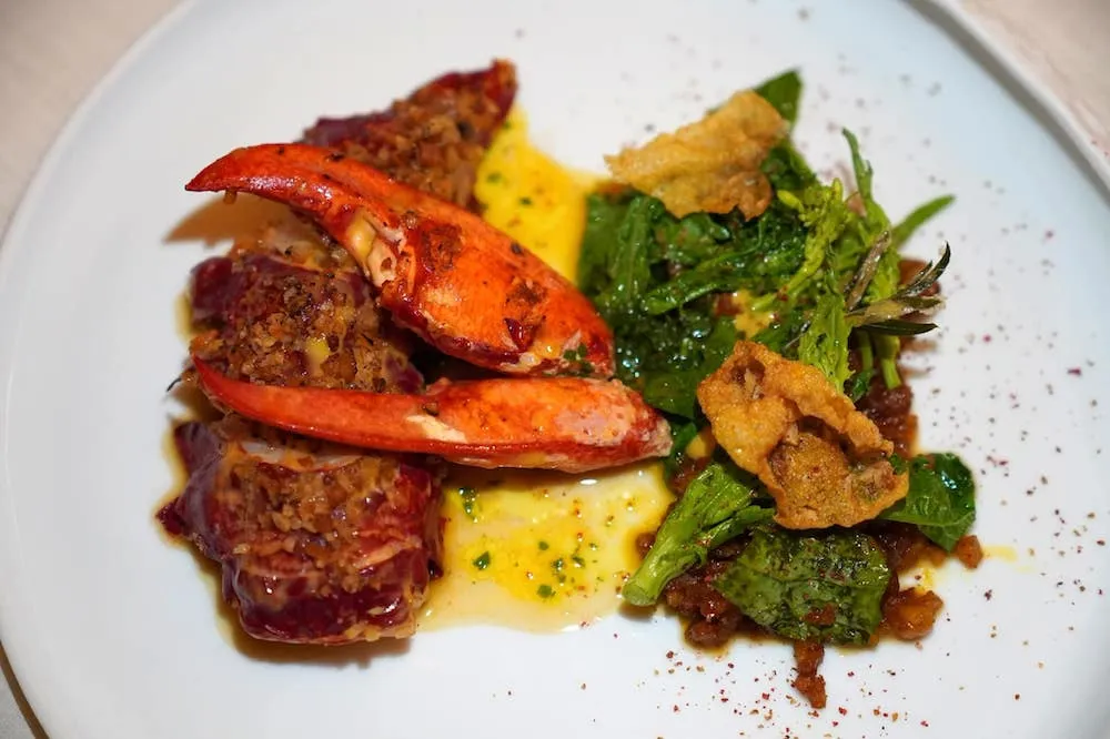 Homard bleu ‘en éclade’, châtaigne du Piémont, baies roses (150 €) Blue lobster ‘en éclade’, chestnut from Piedmont, pink berry ล็อบสเตอร์ผ่านการย่างมาสุกพอดี กลิ่นหอมควันไฟลอยเด่นแตะจมูกทันทีที่พนักงานยกมาเสิร์ฟ ผิวด้านนอกมีความกรึบบาง ๆ ในขณะที่เนื้อด้านในยังคงเด้งและฉ่ำให้รสหวานจากธรรมชาติ (19/20)