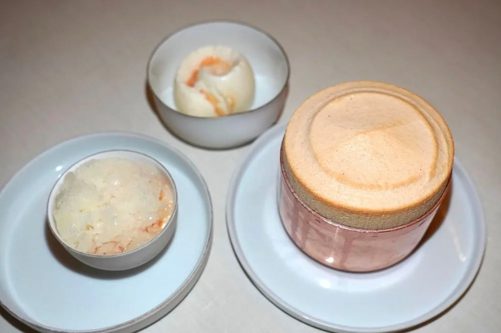 Soufflé chaud à la poire Passe-Crassane, glace fève tonka (40 €) Warm Passe-Crassane pear soufflé, tonka bean ice cream ถัดมาคือซูเฟลที่ใช้วัตถุดิบหลักคือ Passe-Crassane pear และถั่ว Tonka Bean เสิร์ฟมาด้วยกันทั้งสิ้น 3 จานย่อย (19/20)