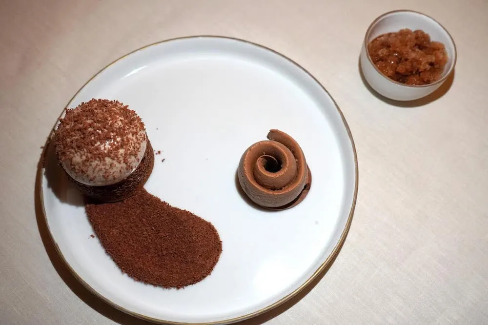 Chocolat Java de notre Manufacture, poivre sauvage, granité grué (40 €) Java chocolate from our Manufacture, wild pepper, cocoa nib granité ขนมหวานอย่างสุดท้ายคือ Chocolate จาก Le Chocolat Alain Ducasse, Manufacture à Paris ซึ่งเป็นแหล่งผลิตช็อกโกแลตขึ้นชื่อของเชฟ Alain Ducasse ในวันนี้เชฟเลือกใช้ Java Chocolate หรือฝักช็อกโกแลตจสกหมู่เกาะชวา ประเทศอินโดนีเซียเป็นวัตถุดิบหลักนั่นเอง (18/20)