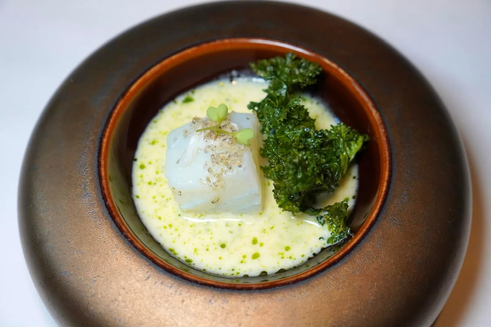 Cod confit with sour cream, mustard and Kale เนื้อปลาค็อดแล่เป็นชิ้นขนาดพอดีคำแล้วนำไปกงฟีจนนุ่ม นุ่มมากจริง ๆ จนเรียกได้ว่าเกือบจะละลายในปาก เสิร์ฟมาคู่กับซอสที่มีส่วนผสมของซาวครีมหอม ๆ มีองค์ประกอบของมัสตาร์ดคาเวียร์กรอบ ๆ โดยมัสตาร์ดนี้มีกลิ่นเฉพาะตัวแต่ไม่มีรสเผ็ดมารบกวนองค์ประกอบอื่น ๆ ในจาน ฝั่งขวามือคือคะน้าใบหยักทอดซึ่งมีความกรอบแต่ไม่กระด้างทำให้เกิดมิติทางเนื้อสัมผัสกับชิ้นปลาได้อย่างลงตัว (20/20)
