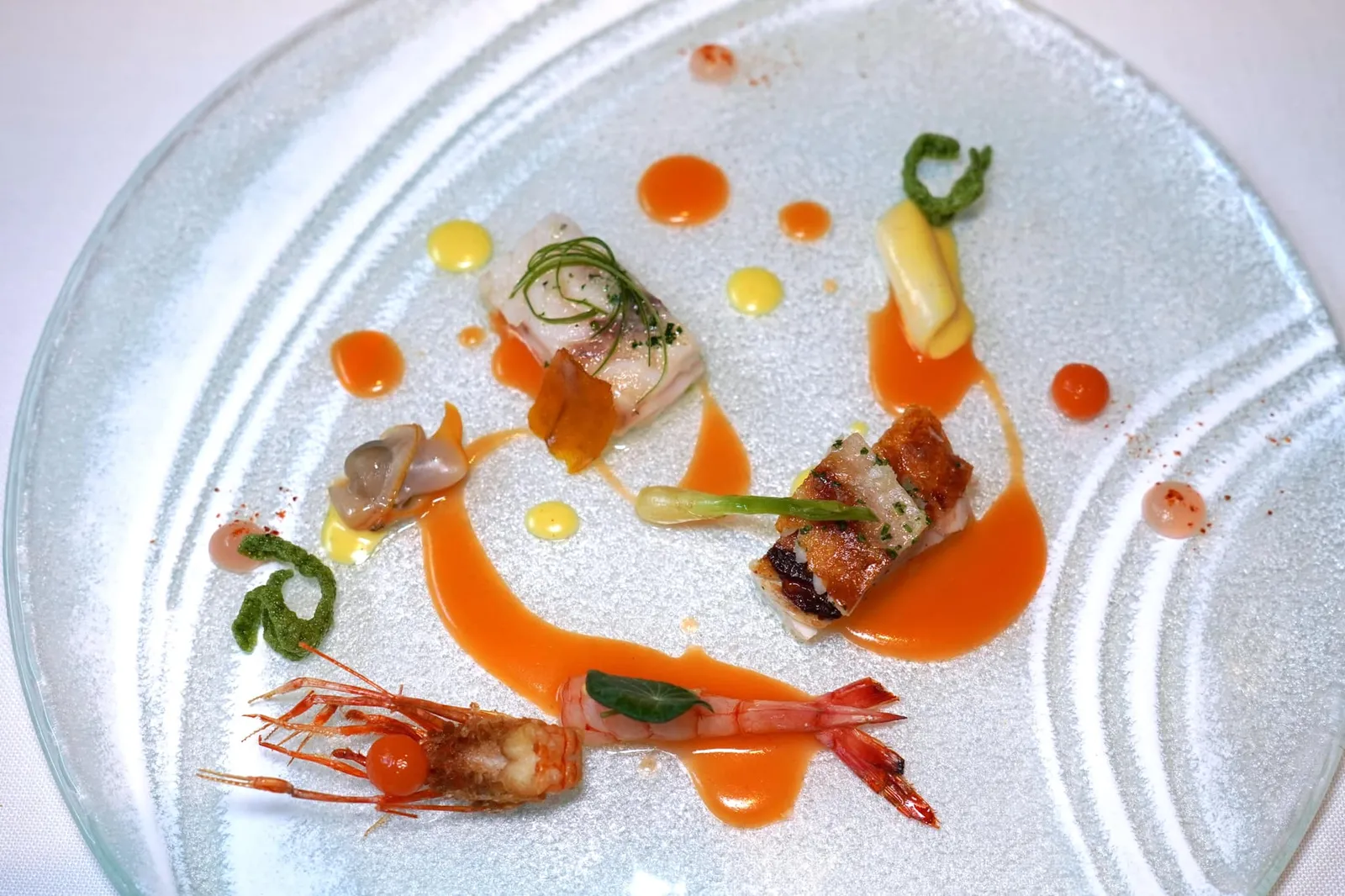 Grilled turbot, red shrimp, roasted tomato and pink grapefruit จานนี้เชฟตั้งใจใช้วัตถุดิบจากทะเลเมดิเตอร์เรเนียนหลายชนิดเริ่มจากเนื้อปลาเทอร์บอตย่าง หอยแคลม กุ้งแดงที่เสิร์ฟมาทั้งเนื้อกุ้งหวาน ๆ และหัวกุ้งกรอบรับประทานได้ ซอสสีเหลืองคือ Butter Vinaigrette หอมมัน ราดด้วยซอสสีแดงทำมาจากมะเขือเทศย่าง ซอสชมพูทำมาจาก Pink Grapefruit และองค์ประกอบสีเขียวกรอบ ๆ ทำมาจากแพลงก์ตอน วัตถุดิบจากทะเลทุกชิ้นสด รสชาติดีงามมาตรฐานแต่เทียบกับระดับของห้องอาหารและจานอื่น ๆ แล้วถือว่ายังไม่มีอะไรโดนเด่น (17/20)