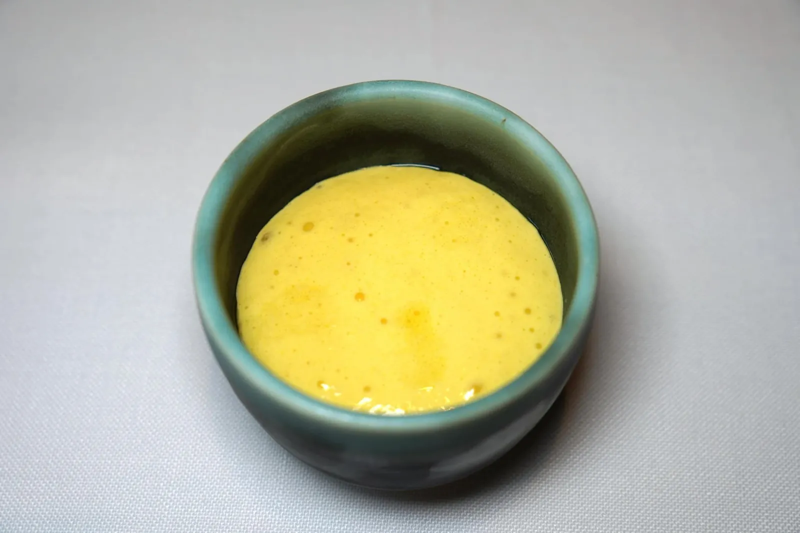 Appetizers อาหารเรียกน้ำย่อยจานสุดท้ายคือ Yellow Pepper จากประเทศเปรูซึ่งมีความเผ็ดร้อนพอประมาณ เสิร์ฟมาคู่กับ Fermented Kale และเนื้อกุ้งที่ชั้นล่างสุดให้รสชาติออกหวาน (20/20)