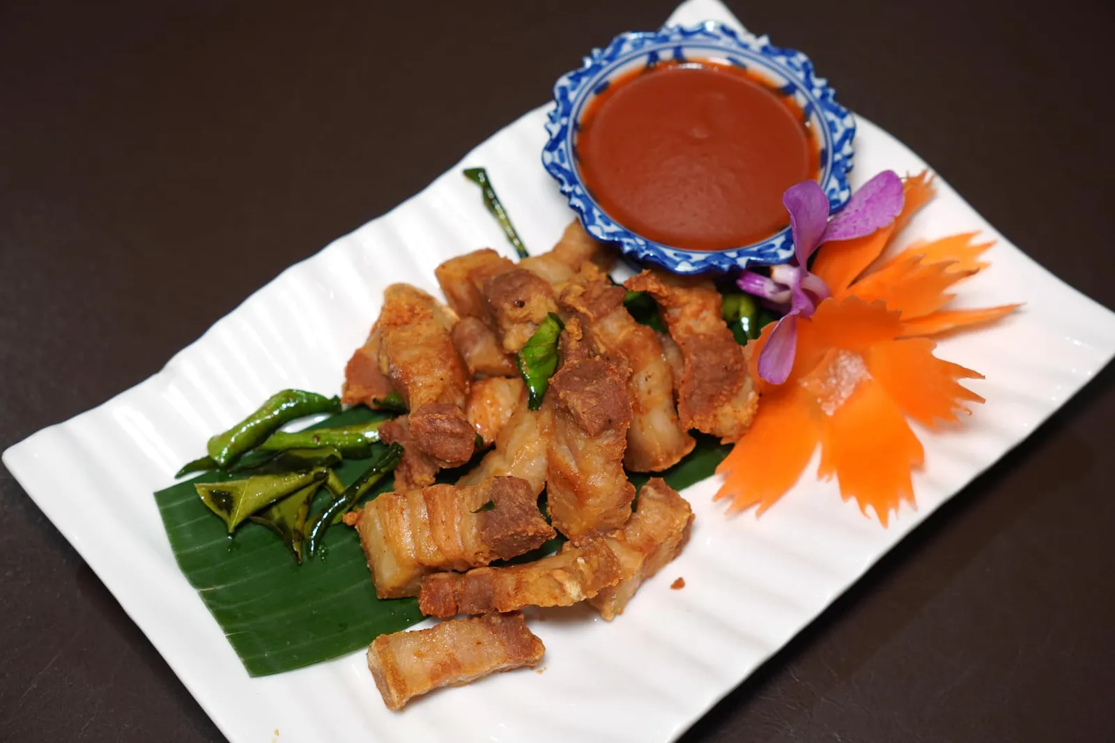 หมูคั่วใบมะกรูด (180++) Deep fried pork belly with salt and kiffir lime leaves หมูสามชั้นคั่วจนสุกได้ที่ เนื้อหมูกระด้างไปบ้างเล็กน้อยแต่ส่วนมันยังคงฉ่ำอยู่ ข้างกันคือซอสพริกรสชาติจัดจ้านและใบมะกรูดทอดเพื่อให้รับประทานสลับกัน (12/20)