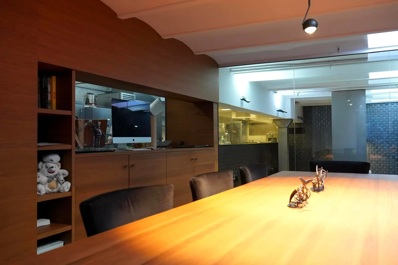 บริเวณชั้นสองเป็นห้องอาหารสไตล์ Chef's Table รองรับลูกค้าได้สูงสุดถึง 8 คน