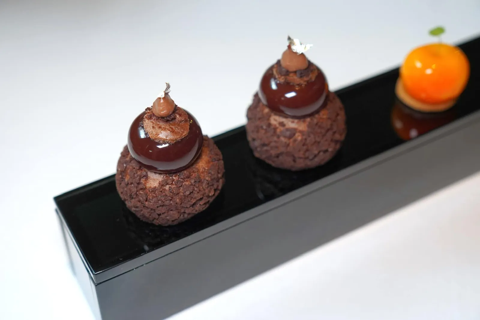 Petits-fours เริ่มจาก Biscuit of Black Chocolate เป็นขนม Choux ทอปด้วยช็อกโกแลตเข้มข้น