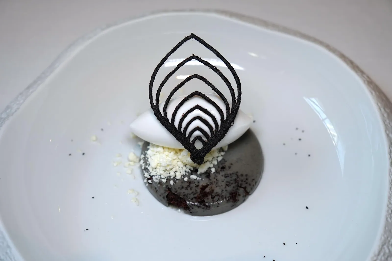 Coconut and black sesame ปิดท้ายอาหารหวานด้วยบิสกิตงาดำกรอบ มีกลิ่นหอมของคาเคา ด้านบนคือองค์ประกอบที่ทำมาจากมะพร้าว มีทั้ง Coconut Ice Cream และ Coconut Powder ทั้งหอม และเย็นชื่นใจ วางแผ่น Tuile งาดำลงไปเพื่อเพิ่มเนื้อสัมผัสและความสวยงาม (18/20)