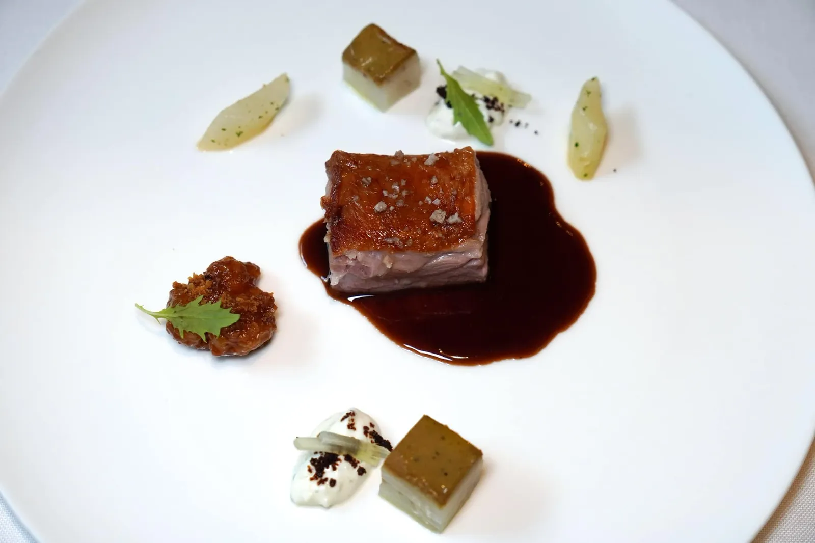 Lamb shoulder with aubergine miso, crispy sweetbread, spicy juice สำหรับเมนคอร์สจานสุดท้ายพนักงานนำเสิร์ฟ Lamb Shoulder หรือเนื้อส่วนไหล่ด้านหน้าของลูกแกะ เนื้อลูกแกะนุ่ม ฉ่ำ ราดด้วยซอส Jus เข้มข้น ฝั่งซ้ายมือคือ Sweetbread หรือส่วนต่อมไทมัสของลูกแกะที่ผ่านการทอดจนกรอบแต่ด้านในยังคงนุ่มละมุน องค์ประกอบที่เหลือมีอยู่ 3 อย่างคือ White Asparagus ที่เชฟทำเนื้อสัมผัสได้นุ่มดี, Aubergine Miso หรือมะเขือยาวที่ผ่านการแช่ในมิโสะจนหอม และ Tzatziki Sauce มีกลิ่นหอมและความสดชื่นของแตงกวา ทั้งยังช่วยบาลานซ์ไม่ให้รสชาติโดยรวมของจานหนักจนเกินไป (18/20)