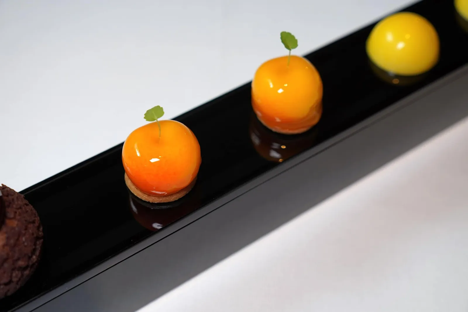 Petits-fours ถัดมาคือ Mango Sphere and Passionfruit เป็นแผ่น Sablé กรอบทอปด้วย สเฟียร์ทรงกลมที่มีรสหวานของมะม่วงสุกและรสเปรี้ยวจากเสาวรส