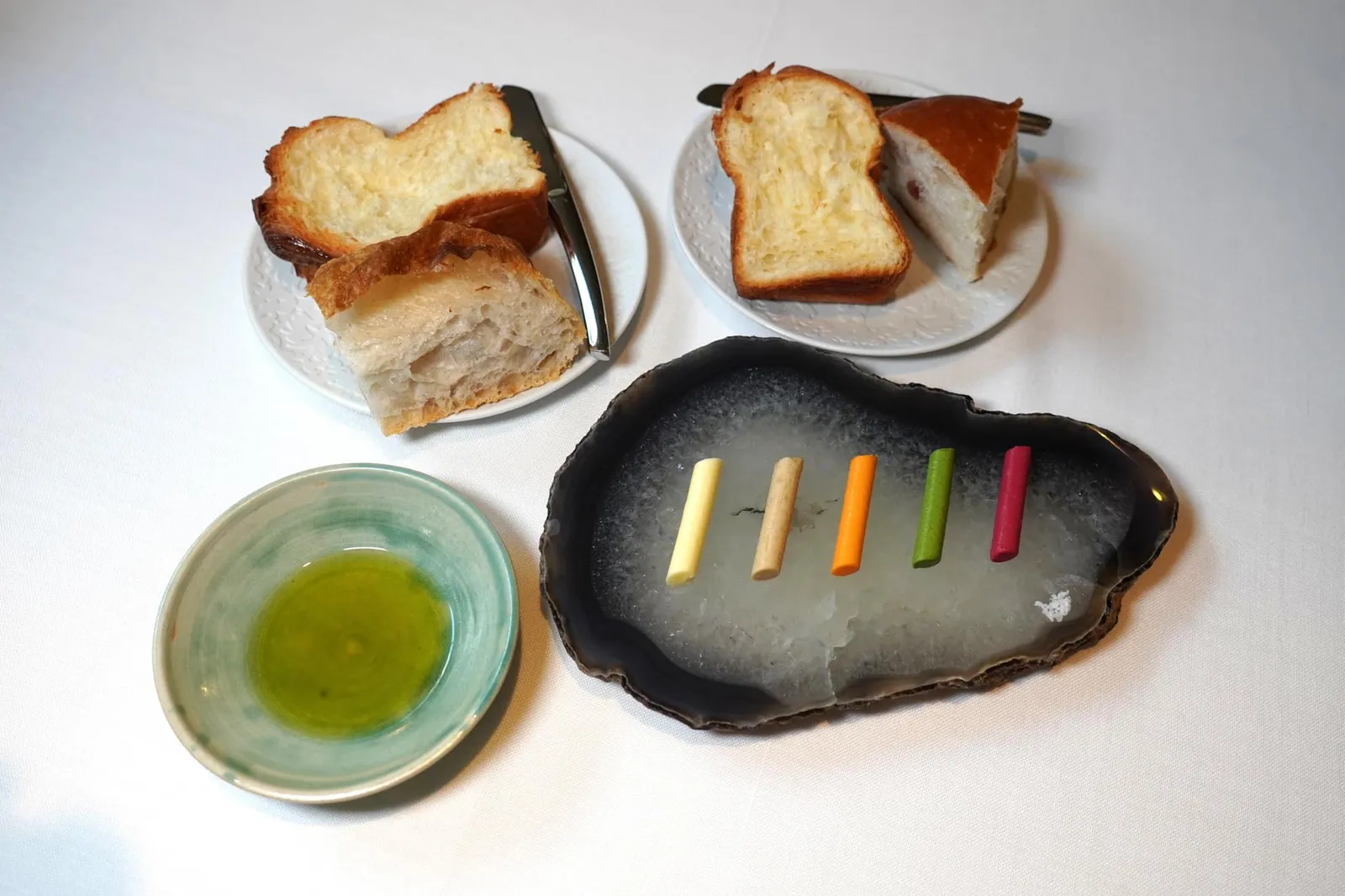 The breads and our selection of butters: classic; mushroom; tomato; spinach; beetroot สำหรับขนมปังที่นี่ทำกันสด ๆ ใหม่ ๆ ในร้าน ทั้งยังมีให้เลือกมากมายเต็มคันรถ