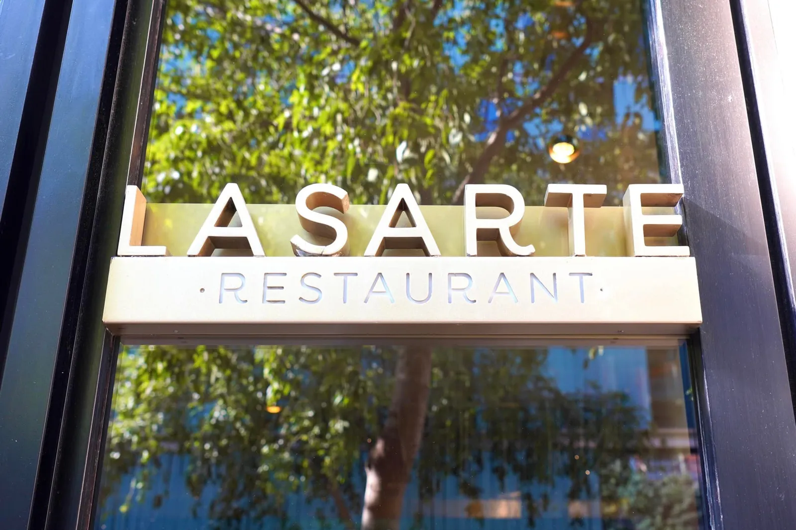 Lasarte เป็นห้องอาหารที่นำเสนออาหารและวัตถุดิบจากภูมิภาค Basque Country บ้านเกิดของเชฟ Martín Berasategui ทั้งยังแอบแฝงรากเหง้าของอาหาร Italian ซึ่งเป็นเอกลักษณ์ของเชฟ Paolo Casagrande ออกมาได้อย่างไร้ที่ติ ทุกจานเต็มไปด้วยความคิดสร้างสรรค์ มีรสชาติที่เข้าถึงง่ายและไม่ต้องตีความ ราคาอาหารถือว่าคุ้มค่าเทียบกับปริมาณคอร์สและตำแหน่งของร้านที่ตั้งซึ่งอยู่ในโรงแรมหรูระดับ 5 ดาวใจกลางเมืองท่องเที่ยวอย่าง Barcelona และขอแนะนำเป็นอย่างยิ่งให้เหล่านักชิมได้แวะมาลิ้มลองกัน