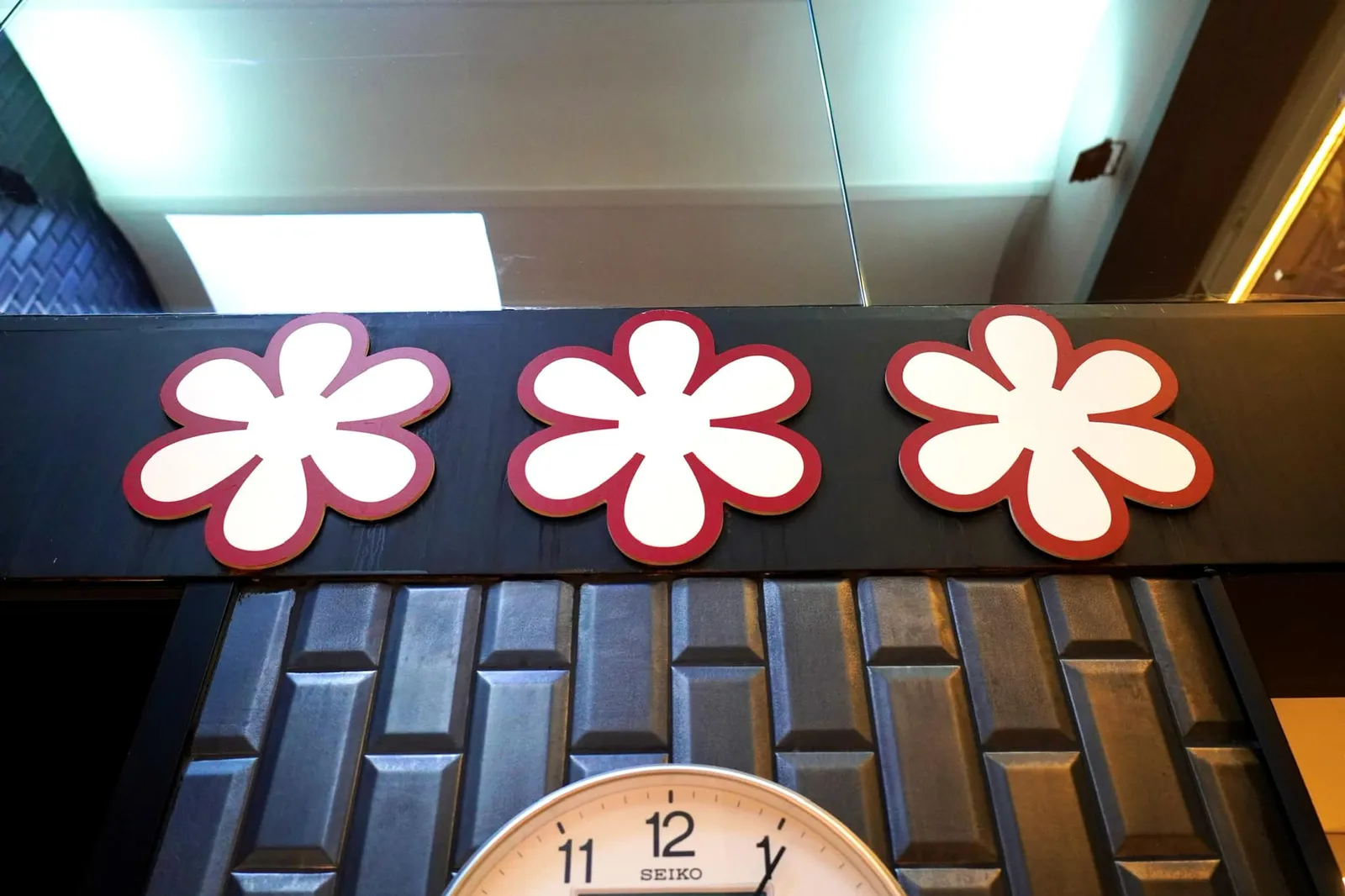 Lasarte ได้รับรางวัล 🌟 1 Michelin Star ทันทีในปีแรกที่เปิดทำการตามมาด้วย 🌟🌟 2 Michelin Stars ในปี 2009 และเลื่อนขั้นสู่ 🌟🌟🌟 3 Michelin Stars ในเดือนพฤศจิกายนปี 2016 (Michelin Guide Spain and Portugal 2017)