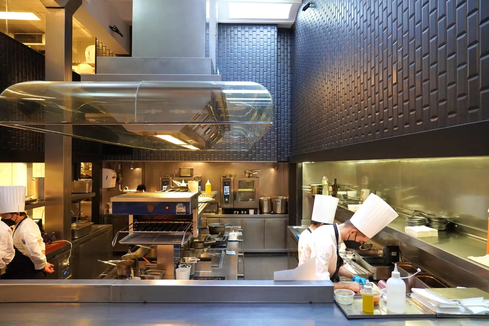 อาหารที่นี่จัดเตรียมออกมาในสไตล์ Creative โดยอาศัยรากเหง้าของ Basque Cuisine ซึ่งเป็นบ้านเกิดของเชฟ Martín Berasategui มานำเสนอในรูปแบบร่วมสมัยโดยแอบแฝงตัวตนความเป็นชาวอิตาเลียนของ Head Chef Paolo Casagrande เอาไว้ได้อย่างแนบเนียนและลงตัว