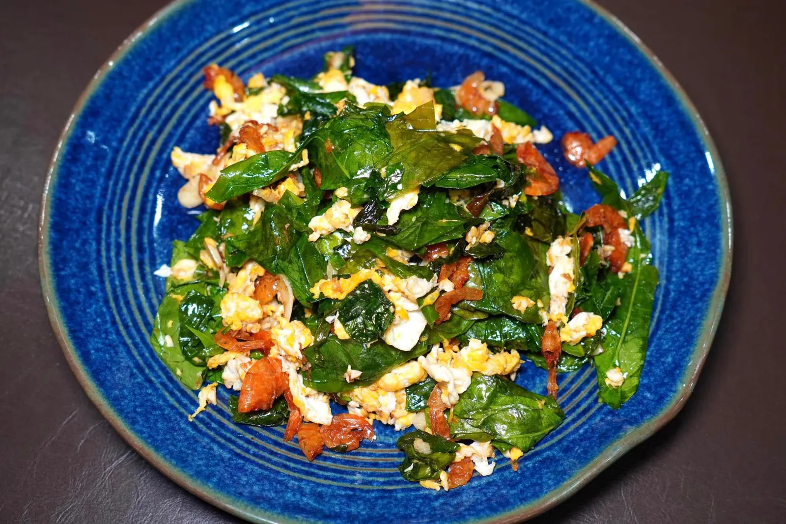 ใบเหมียงผัดไข่ใส่กุ้งเสียบ (230++) Stir fried local vegetables with egg and crispy prawn ใบเหมียงผัดไข่ (หรือภาษาใต้เรียกว่าใบเหลียง) เป็นเมนูปราบเซียนประจำห้องอาหารใต้ทุกร้าน ในขณะที่ใบเหมียงต้องผัดมาได้สุกพอดีคือมีความนุ่ม ไม่กระด้าง เคี้ยวง่าย แต่ก็ไม่นิ่มมากจนเละ ทั้งยังต้องไม่ผัดให้ไข่ไหม้ไปพร้อมกัน กุ้งเสียบต้องใช้ของดี เคี้ยวกรอบ ไม่ติดฟัน ซึ่งที่ร้านปรายระย้าทำออกมาได้ดีตามที่กล่าวมาทั้งหมด (13/20)