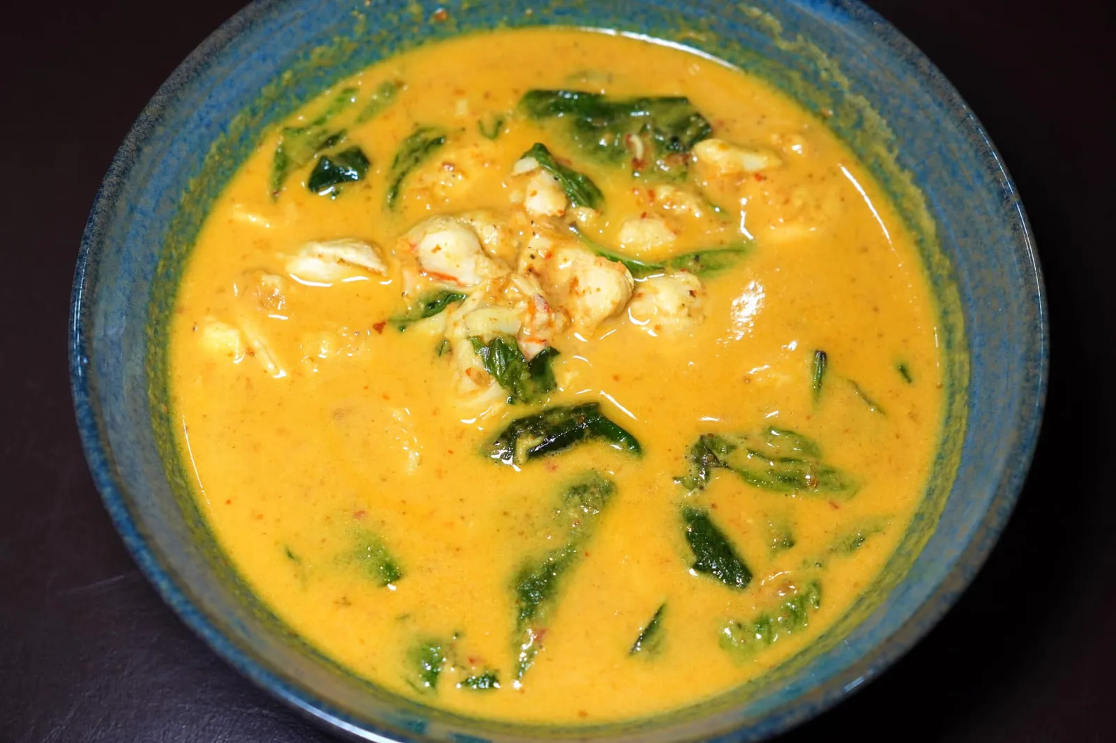 แกงเนื้อปูใบชะพลู - เส้นหมี่ (400++) Fresh crab meat in yellow curry and coconut milk served with noodles แกงปูเนื้อนุ่ม เนียน ละมุนลิ้น ตัดด้วยความเผ็ดจัดจ้านของพริกแกงทำให้ไม่เลี่ยนได้โดยง่าย เนื้อปูสด ๆ เนื้อนุ่มเสริมรสชาติหวานของเครื่องแกงให้มีมิติมากยิ่งขึ้น (14/20)