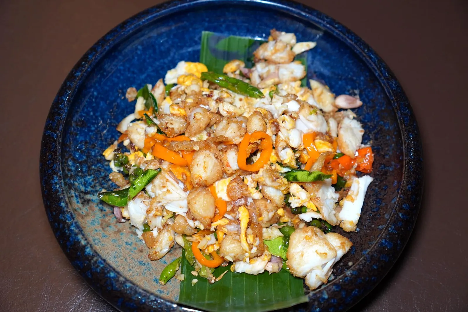 เนื้อปูผัดพริกขี้หนูสวน (450++) Stir fried crab meat with chili เนื้อปูก้อนชิ้นโตที่ผ่านการคั่วในกระทะไฟแรงจนผิวกรอบ เนื้อด้านในยังคงหวานฉ่ำ มีกลิ่นหอมของใบมะกรูด กระเทียม และไข่ ตัดด้วยรสเผ็ดปลายนิด ๆ ได้อย่างลงตัว (14/20)
