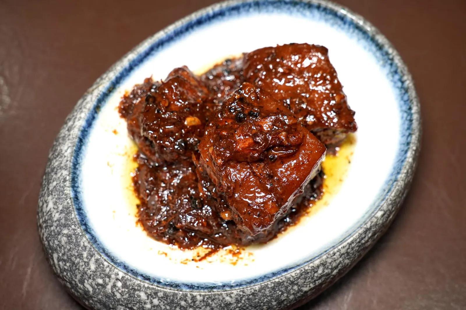 หมูฮ้อง (350++) Steamed pork belly with pepper, garlic and house sauce หมูฮ้องเป็นเมนูพื้นเมืองของชาวภูเก็ตที่มีต้นตำรับมาจากชาวจีนฮกเกี้ยนอพยพ เนื้อหมูสามชั้นนุ่ม ชั้นไขมันไม่เหนียว หนังหมูตุ๋นมาอย่างดีจนละลายในปาก เสิร์ฟมากับซอสสูตรพิเศษที่ดูจะมีความขลุกขลิกเข้มข้นและมีกลิ่นพริกไทยชัดเจนกว่าร้านระย้าต้นตำรับ (ตรงนี้แล้วแต่คนชอบ) ถือเป็นเมนูเด็ดที่ใช้ตัดรสเผ็ดของอาหารจานอื่น ๆ ได้เป็นอย่างดี (14/20)