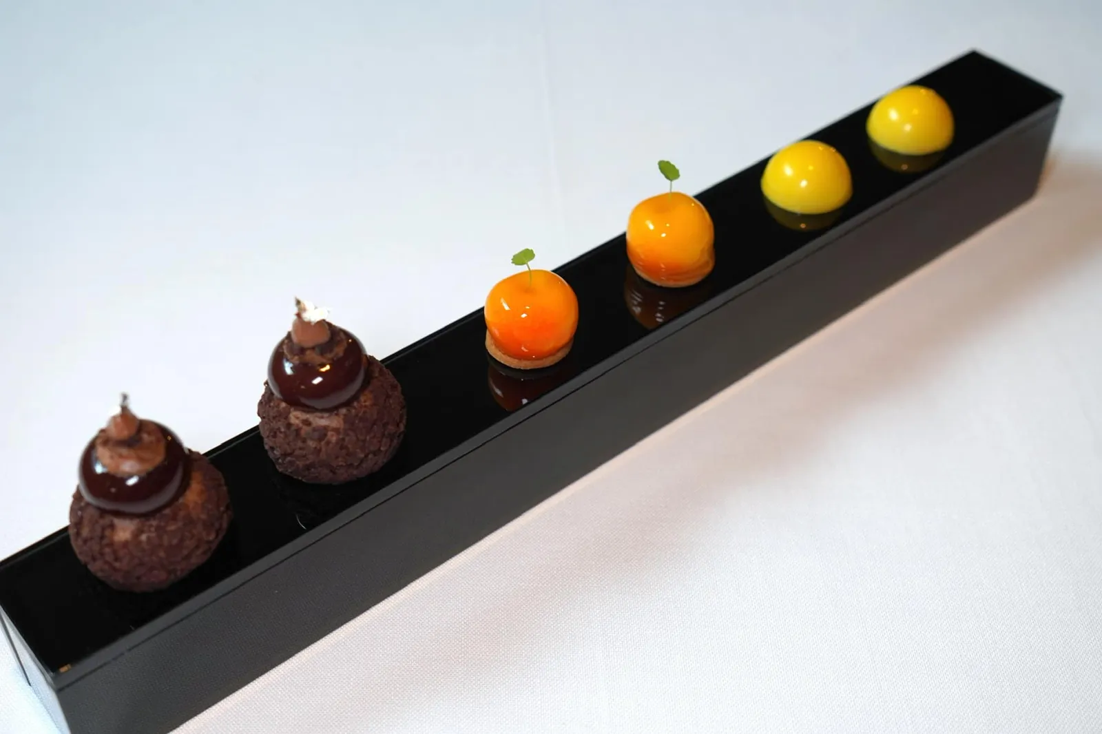 Petits-fours ระหว่างเรียกเก็บเงินพนักงานจะมี Petits-fours เสิร์ฟมา 3 อย่าง