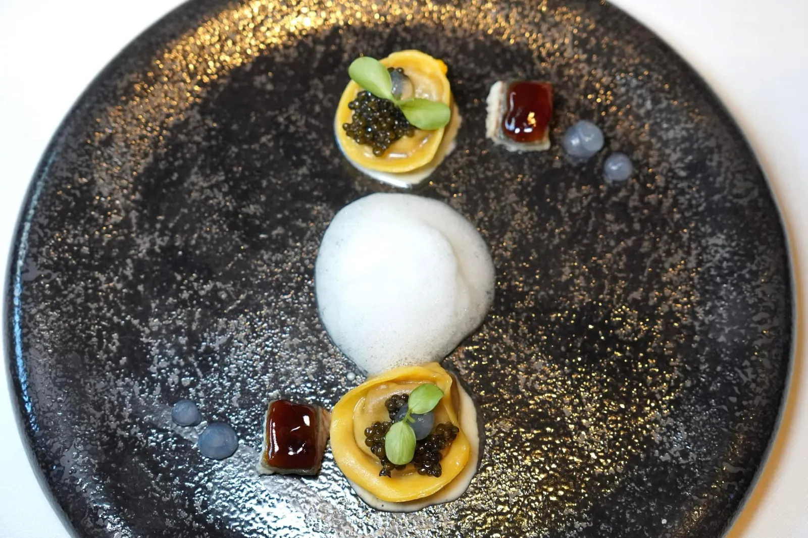 Wagyu ravioli and glazed eel, iodized cream, horseradish and caviar ราวิโอลีหรือพาสต้าทรงเกี๊ยวรีดจนบางเฉียบแล้วเสิร์ฟมาที่ความสุกได้ระดับ ด้านในสอดไส้เป็นเนื้อวัววากิวและฟัวกราส์ เชฟบาลานซ์ความนุ่มละมุนของฟัวกราส์และความหอมมันของวากิวออกมาได้อย่างไร้ที่ติ ด้านบนเป็นคาเวียร์มีรสเค็มช่วยตัดความมันจากฟัวกราส์และวากิวไม่ให้โดดเด่นจนเกินไป ข้าง ๆ กันคือเนื้อปลาไหลที่ผ่านการเกลซมาอย่างดีให้เนื้อสัมผัสนุ่มและรสชาติหวานเข้มข้นแทรกด้วยรสเค็มนิด ๆ แตกต่างกันไปกับราวิโอลี ยังมีองค์ประกอบของ Iodized Cream และโฟมสีขาวตรงกลางทำมาจาก Horseradish ทั้งหมดนี้แสดงให้เห็นว่าแม้เชฟ Paolo Casagrande จะทำงานภายใต้การชี้นำของของเชฟ Martín Berasategui แต่อาหารบางจานก็ยังคงแสดงถึงตัวตนความเป็นอิตาเลียนของเชฟ Paolo Casagrande จนได้มาเป็นจานลายเซ็นต์ของตัวเองที่มีรสชาติและเทคนิคไม่แพ้ Mentor ของเขาเลยจริง ๆ (20/20)
