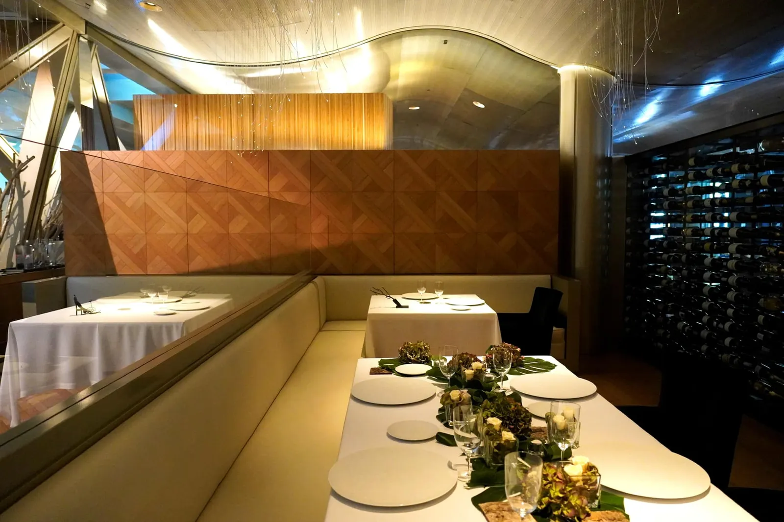 หลังจากประสบความสำเร็จโดยการคว้ารางวัล 3 Michelin Stars ให้กับห้องอาหาร Martín Berasategui ใน Lasarte-Oria และ 2 Michelin Stars ให้กับห้องอาหาร M.B ในหมู่เกาะ Tenerife เชฟ Martín Berasategui ได้ตัดสินใจเปิดห้องอาหารแห่งใหม่ ณ ใจกลางเมืองท่องเที่ยวอย่าง Barcelona ขึ้นในเดือนมกราคมปี 2006 โดยอาศัยชื่อเมืองซึ่งเป็นที่ตั้งของห้องอาหารเรือธงมาใช้เป็นชื่อของห้องอาหารแห่งนี้