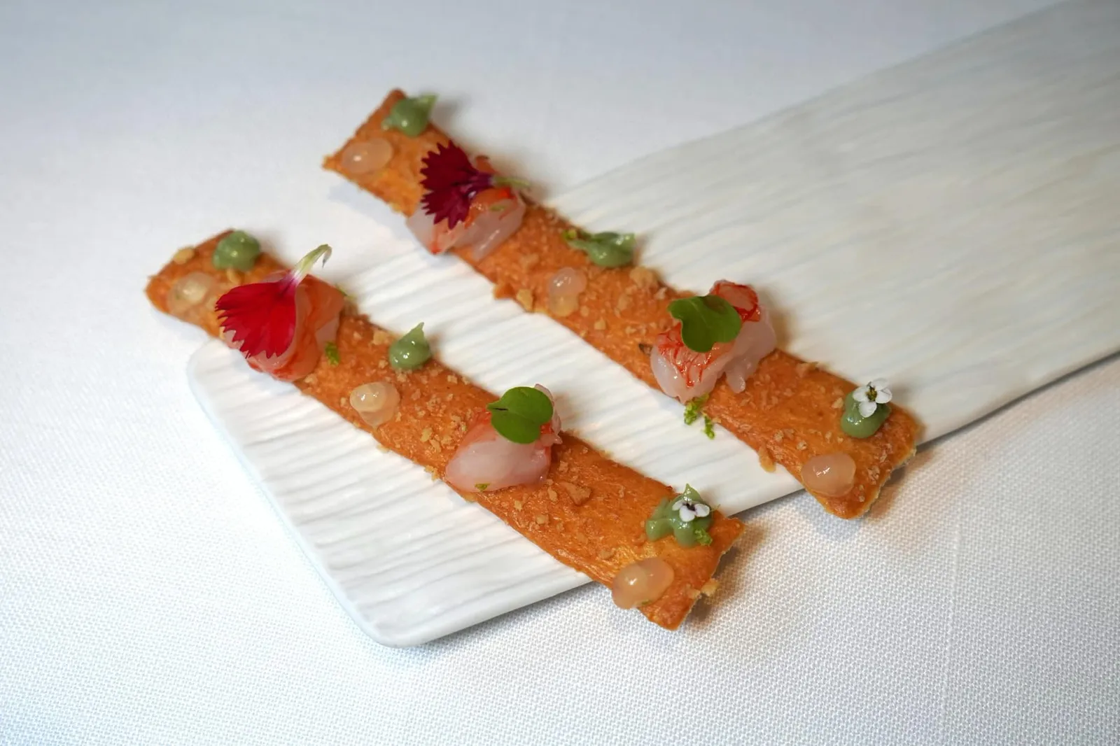Appetizers ปิดท้ายด้วย Sable Toast เสิร์ฟมากับเนื้อกุ้งแดงดิบให้รสหวานธรรมชาติ ขนาบข้างด้วย Green Curry Sauce และ Tomato Gel รสชาติออกหวานช่วยเชื่อมเนื้อสัมผัสของขนมปังกรอบและเนื้อกุ้งเข้าด้วยกัน (20/20)