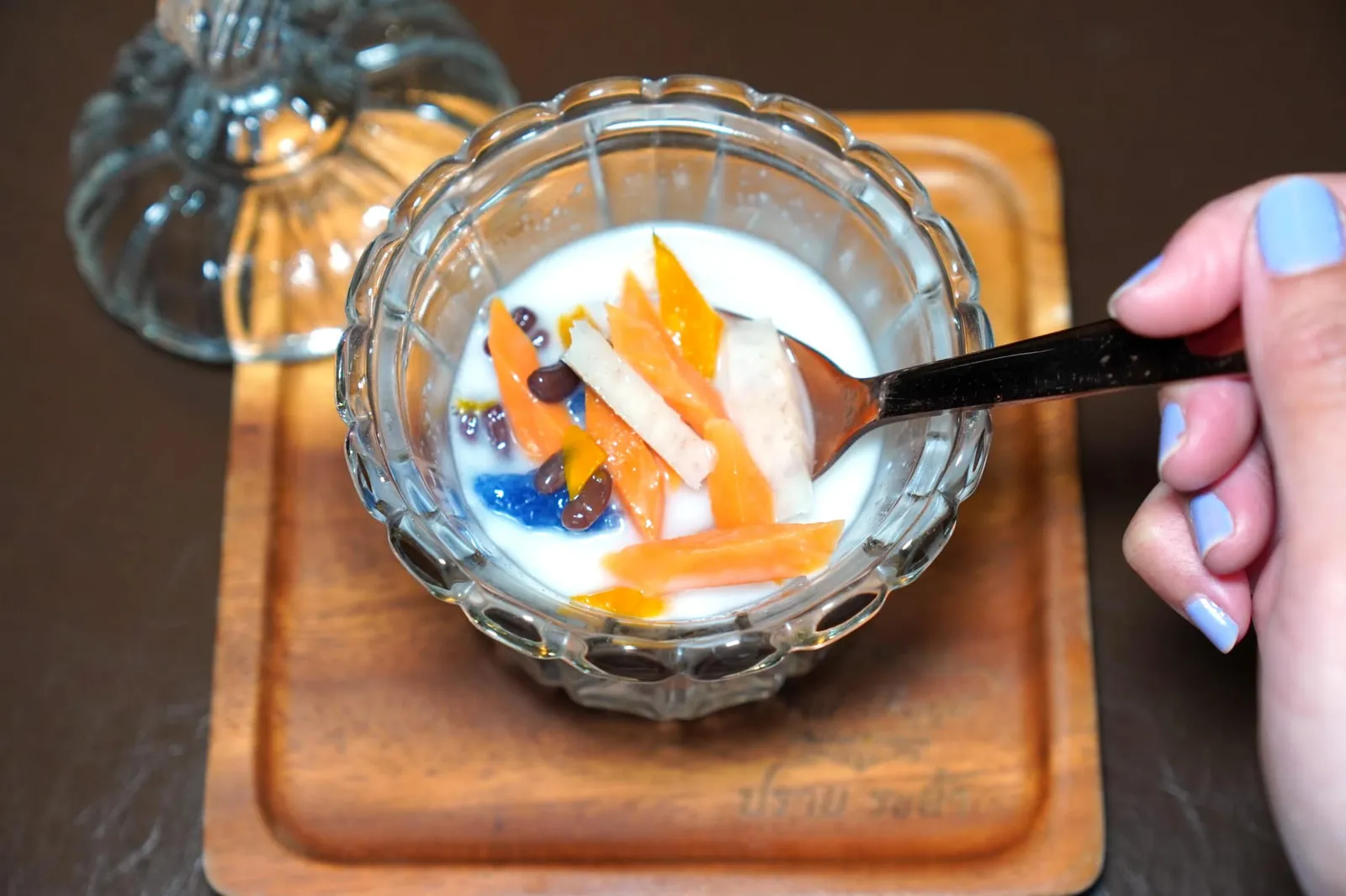 ขนมตูโบ้ - ต้มบวดรวมมิตร (65++) Local Phuket dessert - taro, yam, pumpkin, red bean, tapioca flour in fresh coconut milk สำหรับอาหารหวานเราขอแนะนำ ตูโบ้ ขนมพื้นเมืองมีลักษณะคล้ายต้มบวด องค์ประกอบสำคัญคือน้ำกะทิรสชาติหวานละมุน กลมกล่อม ไม่บาดคอ รับประทานกับเผือก ถั่วย้อแย้ แป้งตั่วจูหุ้น มันเทศ มันม่วง และฟักทองช่วยให้มีมิติทางเนื้อสัมผัสที่หลากหลายนั่นเอง (13/20)