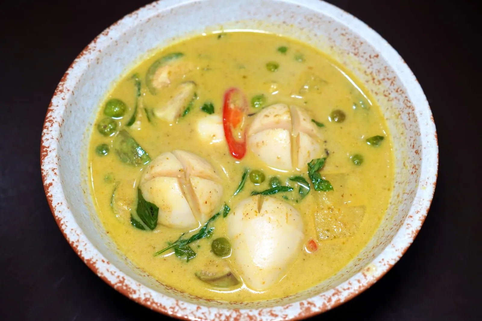 แกงเขียวหวานลูกชิ้นปลาภูเก็ต (220++) Green curry with Phuket fish balls แกงเขียวหวานสูตรพิเศษ มีความหอมมันและครีมมี่จากกะทิและรสชาติเผ็ดที่ได้ระดับพอดิบพอดี ไฮไลท์คือลูกชิ้นปลาภูเก็ตชิ้นโต เนื้อนุ่ม เด้ง หอม ไม่มีกลิ่นคาวแม้แต่น้อย รับประทานกับข้าวสวยร้อน ๆ อร่อยมากจริง ๆ (14/20)