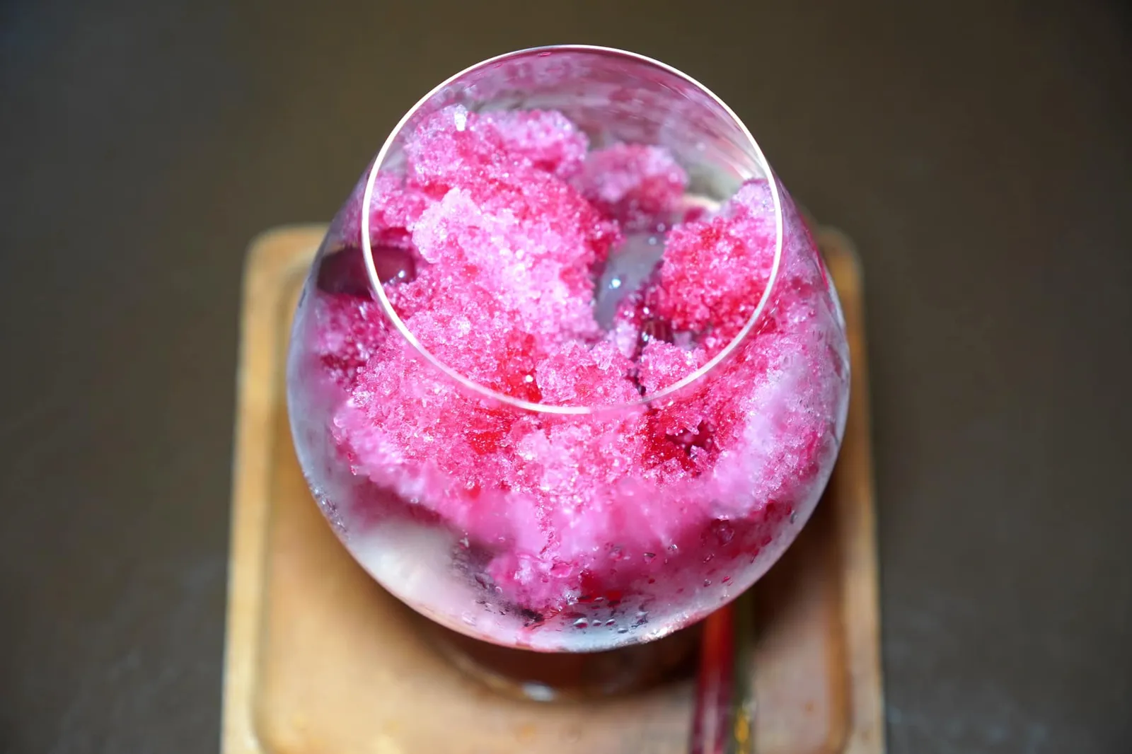 โอวเอ๋ว (65++) Local Phuket dessert - natural jelly made form Chinese herb and banana served with red bean and red syrub ปิดท้ายด้วยโอวเอ๋วขนมพื้นเมืองที่มีลักษณะคล้ายวุ้นทำมาจากเมือกกล้วยและสมุนไพรจีน จากนั้นทอปด้วยน้ำแข็งใส ถั่วแดง และน้ำแดงช่วยเรียกหวานสดชื่นหลังอาหารมื้อหนัก ๆ ได้เป็นอย่างดี (12/20)