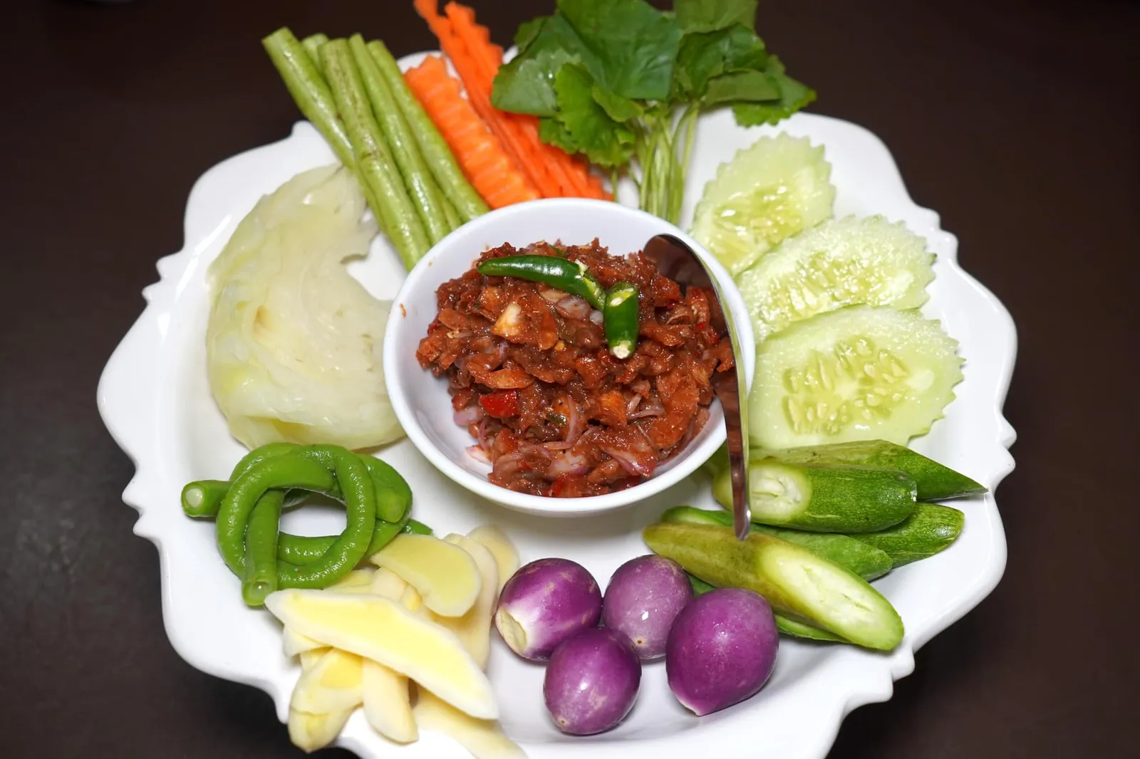 น้ำพริกกุ้งเสียบ ผักสด (200++) Deep fried crispy shrimp in shrimp paste served with vegetables มาร้านอาหารภูเก็ตต้องไม่พลาดสั่งน้ำพริกกุ้งเสียบที่มีกลิ่นหอมจากกะปิชั้นดี รสชาติหวานเปรี้ยวเค็มเผ็ดกลมกล่อม กุ้งเสียบกรอบ เคี้ยวง่าย ไม่ติดฟัน เสิร์ฟมาคู่กับผักสดหลายชนิด (14/20)
