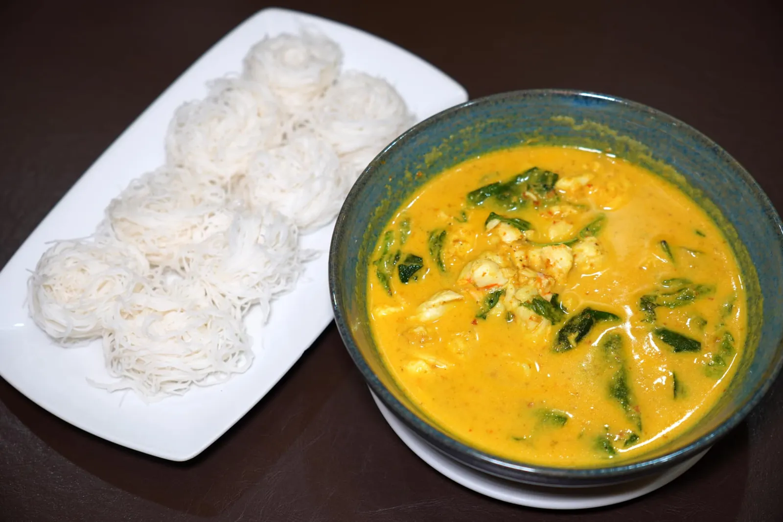 แกงเนื้อปูใบชะพลู - เส้นหมี่ (400++) Fresh crab meat in yellow curry and coconut milk served with noodles ห้ามพลาดเมนู Signature Dish อย่างแกงปูเสิร์ฟมาคู่กันกับเส้นหมี่จานใหญ่ ลูกค้าสามารถเลือกได้ตั้งแต่จานเล็กที่ราคา 400++ บาทซึ่งมากพอสำหรับแบ่งกันชิมได้ 2-4 คน หรือจะเป็นจานใหญ่ที่ราคา 600++ บาทนั่นเอง (14/20)