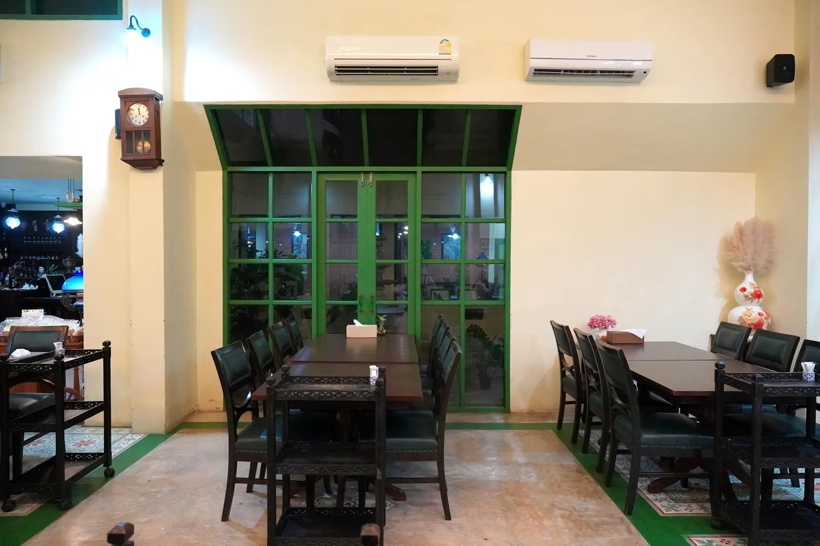 ร้านปรายระย้าตั้งอยู่ในอาคารสไตล์ชิโนโปรตุกีสสีเหลืองนวลบ่งบอกถึงตัวตนความเป็นภูเก็ตได้ทันทีตั้งแต่แรกเห็น