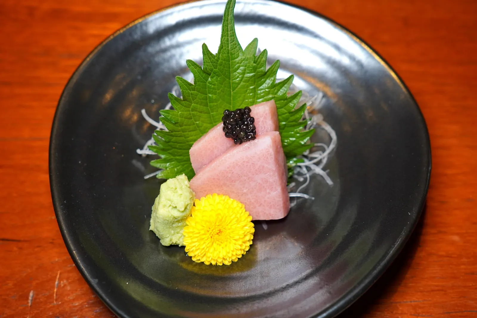 Chutoro ถัดมาคือชูโทโร่หรือส่วนท้องของปลาทูน่าที่มีไขมันปานกลางแต่จากที่ดูด้วยสายตาแล้วเชฟคัดส่วนที่มีความใกล้เคียงกับโอโทโร่มาเสิร์ฟเลยทีเดียวทำให้มีความมันสูง ทั้งยังนุ่มจนแทบละลายในปาก