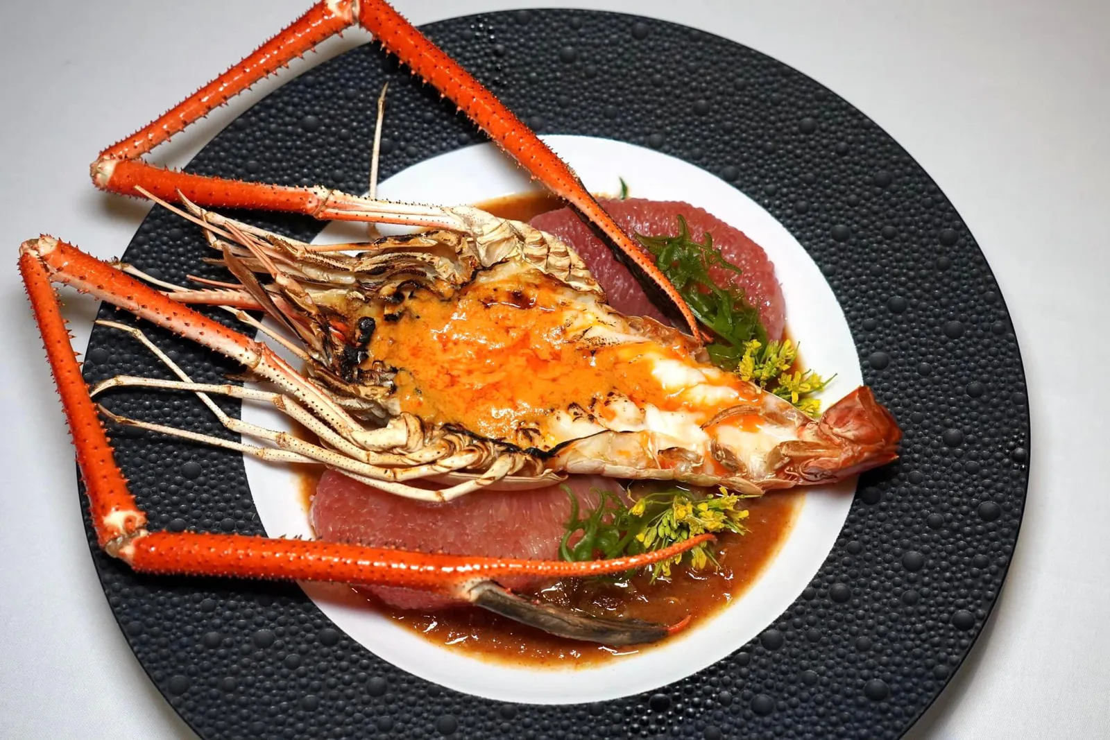 ยำส้มโอ, ใบชะพลู, กุ้งแม่น้ำอยุธยา, ส้มแก้ว, น้ำพริกเผาสูตรทางร้านและกะปิเคย (1,600++) Pomelo salad with char-grilled Ayutthaya river prawn, chili jam & gapi khoei plankton paste ห้ามพลาดยำส้มโอที่เชฟคัดสรรค์ส้มโอทับทิมสยามจากจังหวัดนครศรีธรรมราชเสิร์ฟมาบนซอสที่ได้จากการผสมผสานน้ำพริกเผาสูตรพิเศษและกะปิเคยชั้นดี ด้านบนเป็นกุ้งแม่น้ำไซซ์ยักษ์จากจังหวัดอยุธยาย่างมาหอม ๆ สุกกำลังดี (15/20)