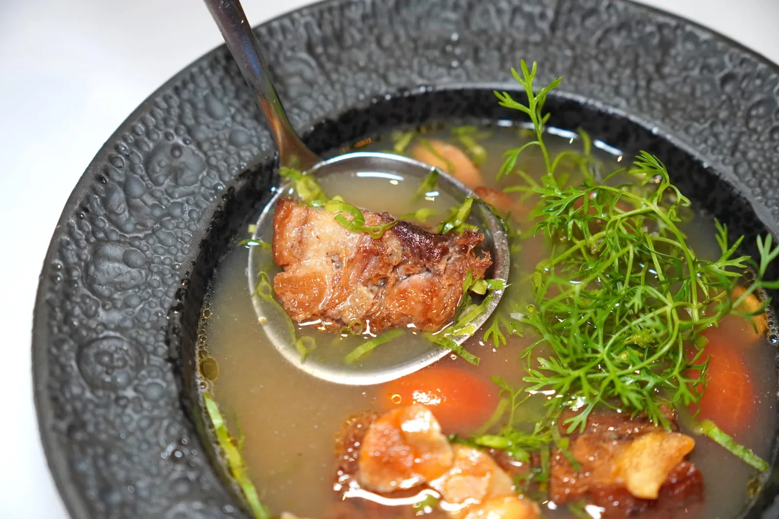 ต้มยำเม็ดขนุนและขาหมูโบราณใส่หอมแดงเผา (650++) Old style hot & sour soup of crisp pork leg, jackfruit seeds & smoky chicken broth ขาหมูกรอบ มัน เข้ากันดีกับน้ำซุปมาก ๆ (15/20)