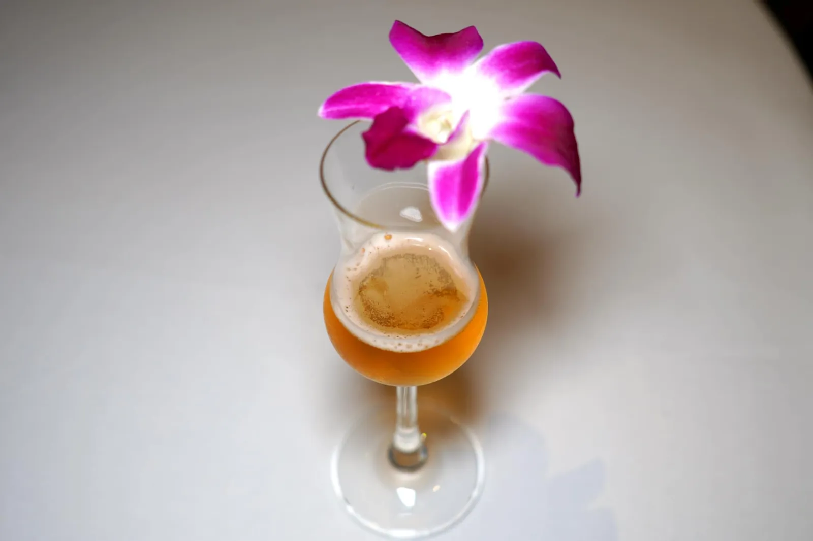 เวลคัม ดริ้งค์ Welcome drink ทางร้านนำเสิร์ฟ Welcome Drink เป็นนำมะตูมผสมกับกับ Elderflower Syrup และโซดาช่วยเรียกความสดชื่นได้เป็นอย่างดี