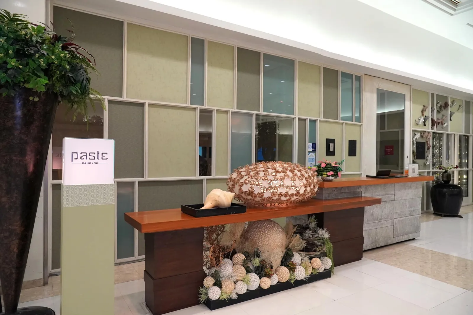 ห้องอาหาร Paste ตั้งอยู่ ณ ชั้น 3 ของเกษร วิลเลจ หน้าร้านเป็นเคาน์เตอร์ยาวตกแต่งด้วยดอกไม้สำหรับตรวจเช็คการจอง
