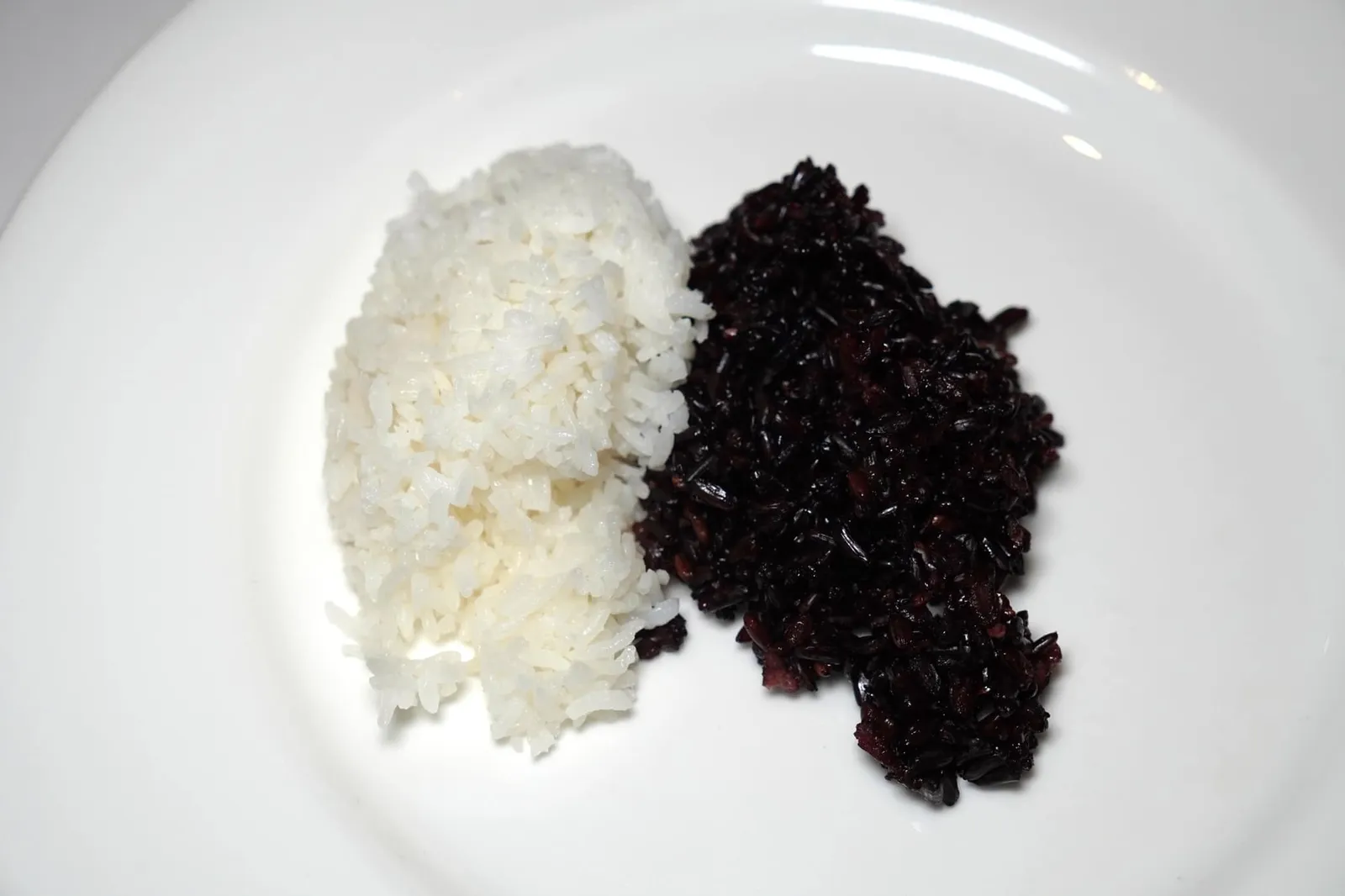 ข้าวหอมมะลิจากเชียงรายหุงน้ำลอยดอกมะลิออร์แกนิค (150++/p) Chiang Rai jasmine rice perfumed with organic jasmine flower กระทั่งข้าวของทางร้านก็ผ่านการคัดสรรค์มาอย่างดีโดยใช้ข้าวหอมมะลิจากจังหวัดเชียงรายหุงด้วยน้ำลอยดอกมะลิให้อโรม่าความหอมเด่นชัด ข้าวไรซ์เบอร์รี่จากจังหวัดสุรินทร์ (150++/p) Organic riceberry from Surin province หรือจะเป็นข้าวไรซ์เบอร์รี่จากจังหวัดสุรินทร์ซึ่งจะมีเนื้อสัมผัสที่หนึบแน่นมากขึ้น
