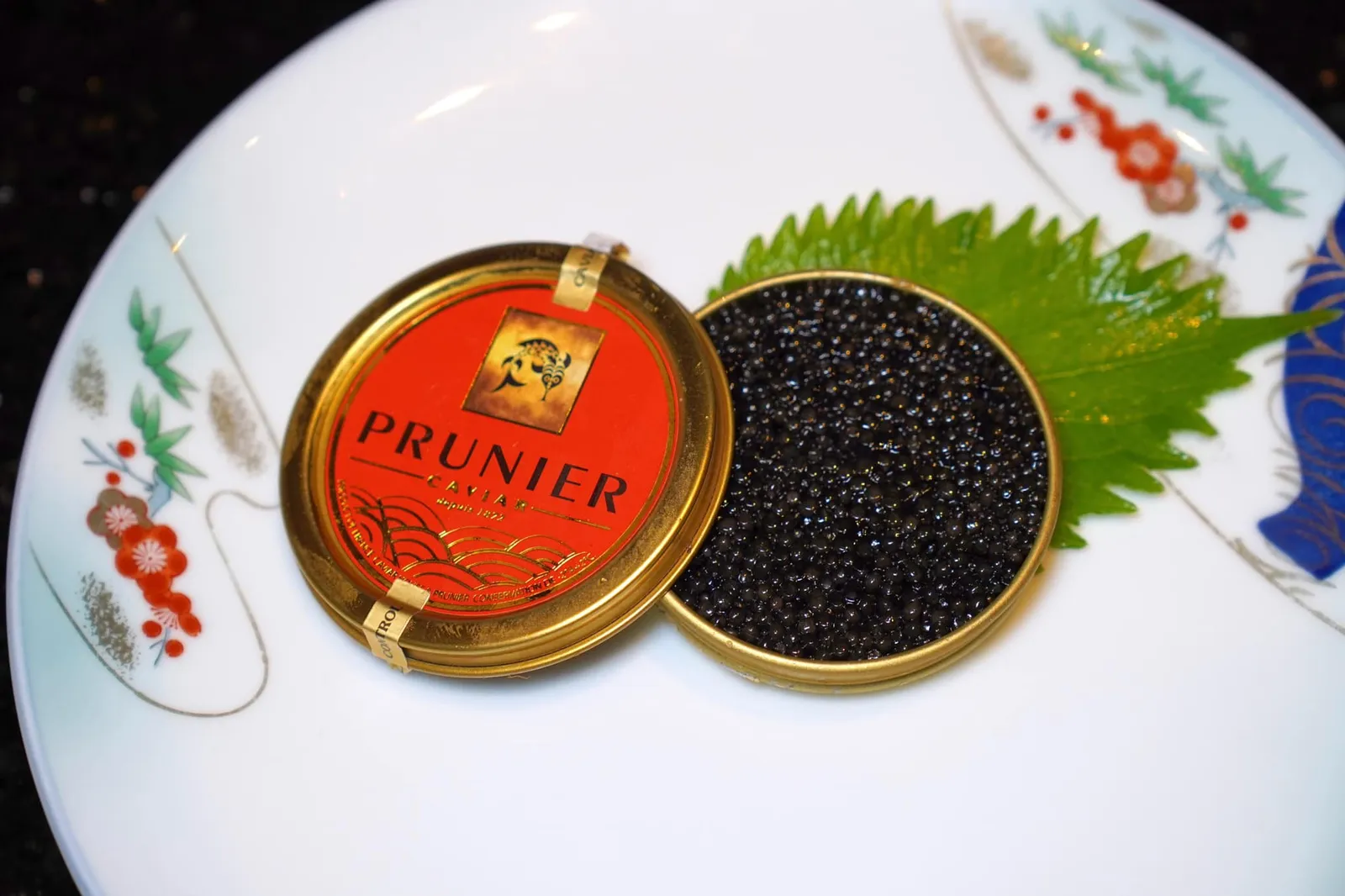 Chutoro ด้านบนทอปด้วย Prunier Caviar เสริมรสเค็มและตกแต่งชิ้นปลาให้ดูน่ากินมากยิ่งขึ้น