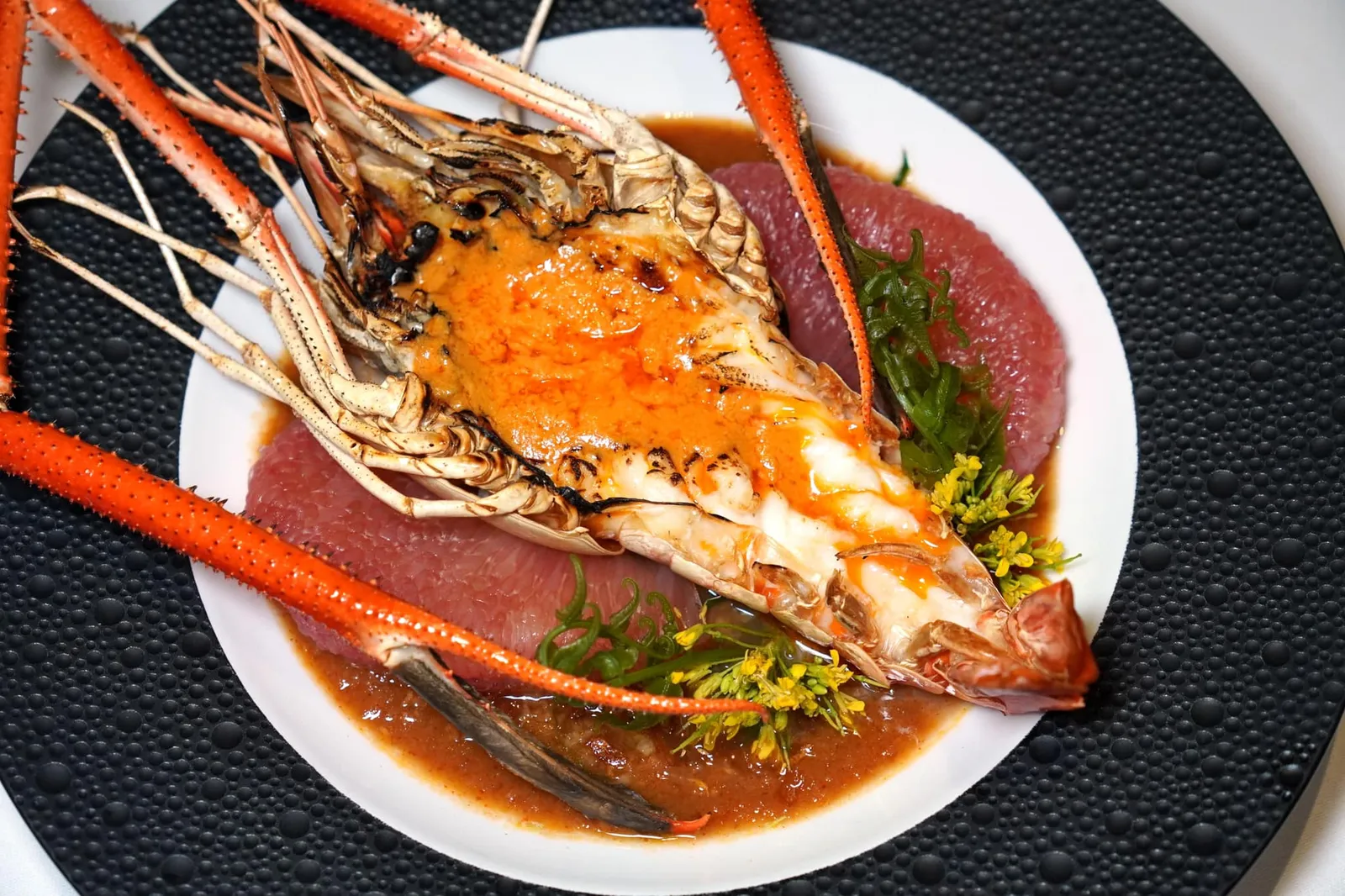 ยำส้มโอ, ใบชะพลู, กุ้งแม่น้ำอยุธยา, ส้มแก้ว, น้ำพริกเผาสูตรทางร้านและกะปิเคย (1,600++) Pomelo salad with char-grilled Ayutthaya river prawn, chili jam & gapi khoei plankton paste ส้มโอหวานฉ่ำ มีรสอมเปรี้ยวเบา ๆ เข้ากันดีกับความหวาน หอม มัน เผ็ด อุมามิของซอสน้ำพริกเผาและกะปิเคย เราขอแนะนำให้ตักมันกุ้งเยิ้ม ๆ ราดลงไปบนตัวซอสด้วย ส่วนเนื้อกุ้งย่างมาได้ไร้ที่ติเช่นกัน (15/20)