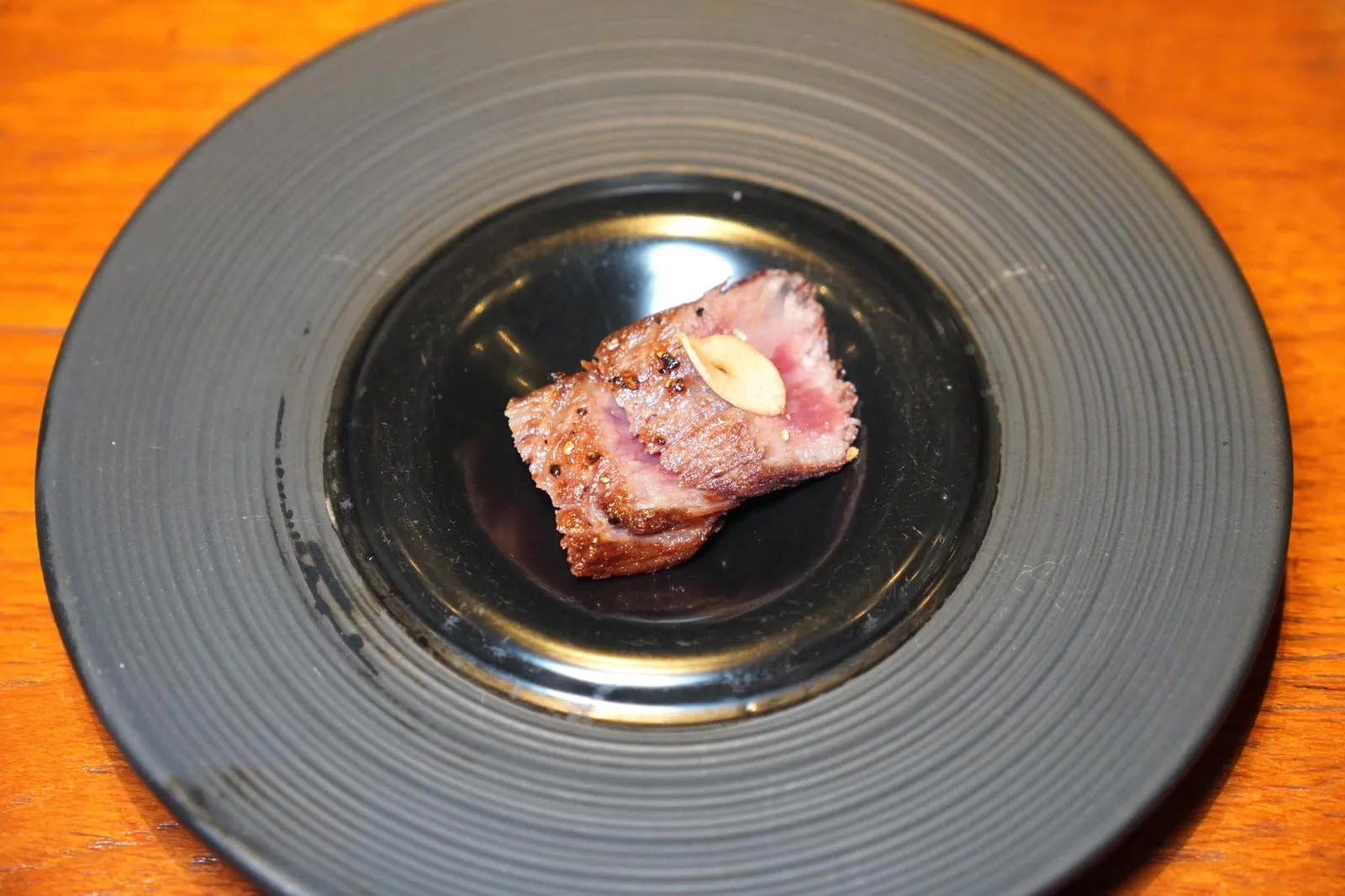 Saga Wagyu A5 เนื้อวากิวชั้นดีมีอัตราส่วนไขมันสูงมากเสิร์ฟมาที่ความสุกระดับมีเดียม เนื้อสัมผัสนุ่มละลายในปาก