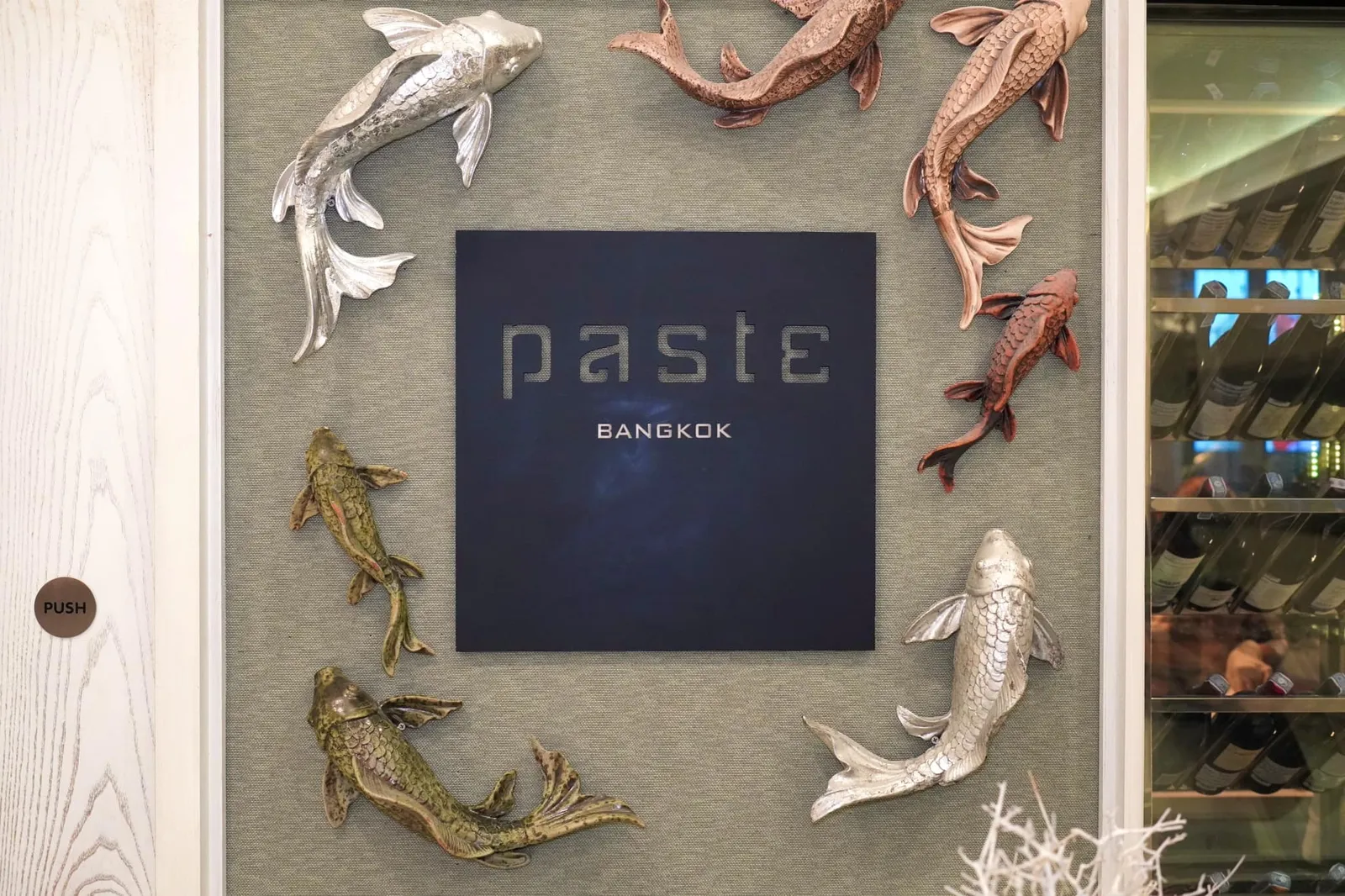 อาหารแต่ละจานที่ Paste ได้รับการออกแบบมาอย่างปราณีตสมกับรางวัล 1 ดาวมิชลิน บรรยากาศโดยรวมยังคงมีความเป็นกันเองและเข้าถึงง่ายแต่ก็ไม่ทิ้งการบริการที่ดีจากพนักงาน ปฏิเสธไม่ได้ว่าราคาอาหารที่นี่จัดว่าค่อนข้างสูงเมื่อเทียบกับร้านอาหารไทยชั้นสูงในระดับเดียวกันแต่นั่นก็แลกมาด้วยการคัดสรรค์วัตถุดิบคุณภาพดีนำเข้ามาจากทั่วทุกมุมโลก เราคงหาโอกาสแวะกลับมายัง Paste สักปีละครั้งตามโอกาสเพื่อสัมผัสอาหารไทยของเชฟบีที่ผ่านการตีความออกมาโดยมีเอกลักษณ์ไม่ซ้ำใคร
