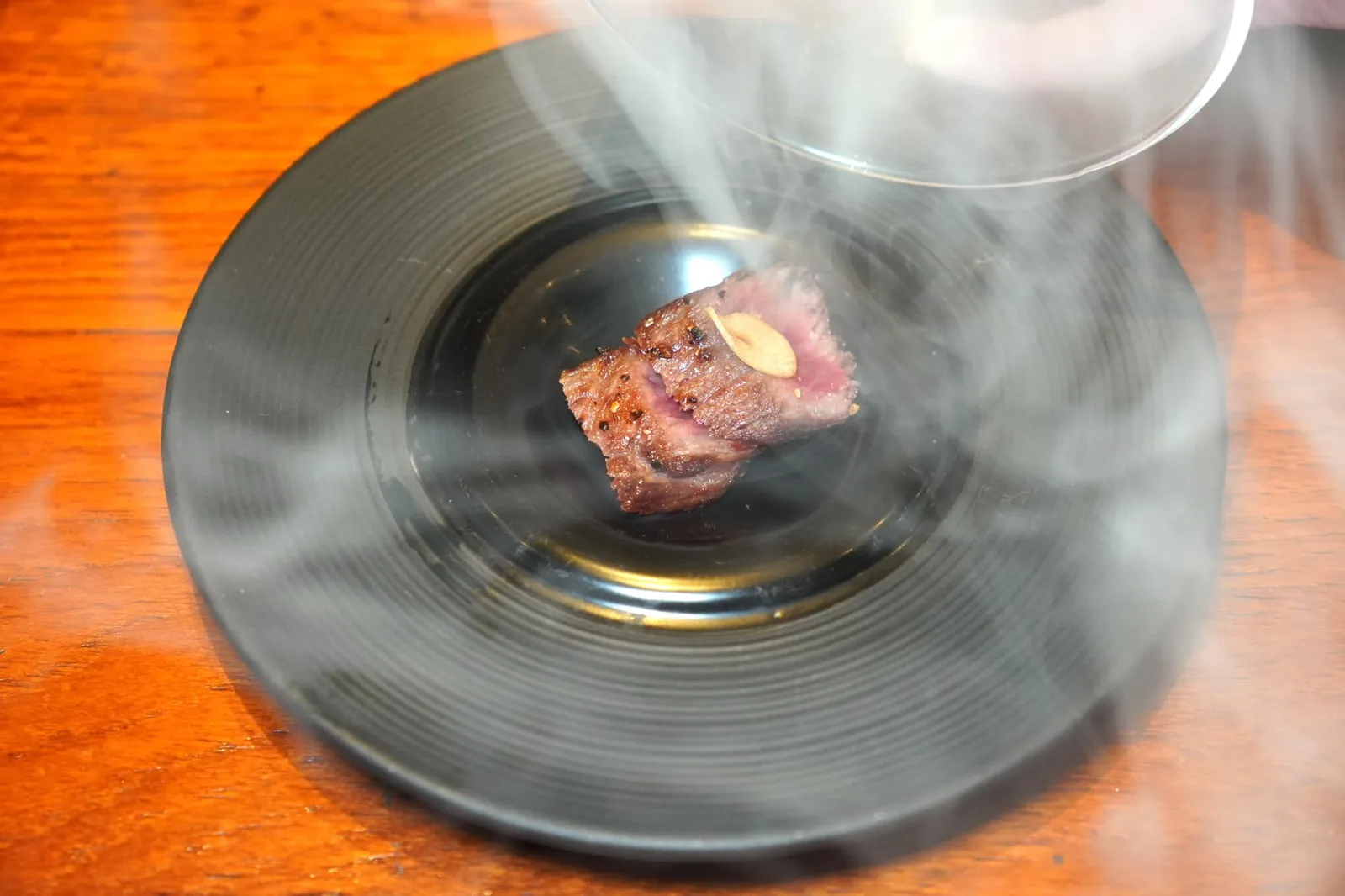 Saga Wagyu A5 เมื่อเปิดออกส่งอโรมาหอมคลุ้งไปทั่วทั้งโต๊ะ