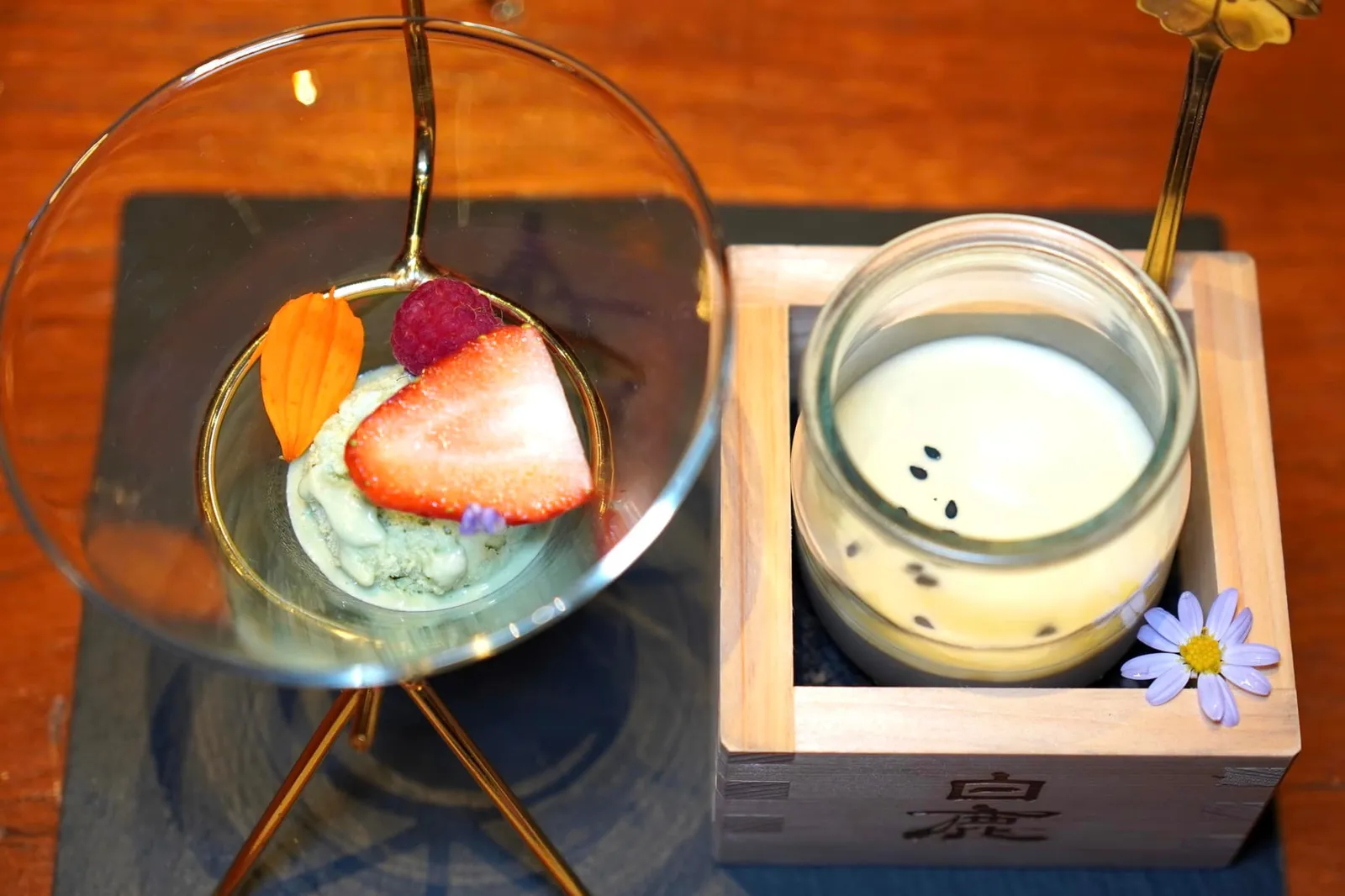 Desserts คอร์สโอมากาเสะจบที่พุดดิ้งงาดำหอมหวาน เสิร์ฟมาคู่กับไอศกรีมชาเขียวญี่ปุ่นทอปด้วยสตรอว์เบอร์รี่และราสเบอร์รี่ปิดท้ายมื้ออาหารอย่างสมบูรณ์