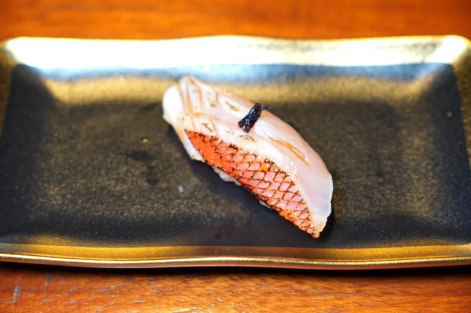 Kinmedai Nigiri Sushi ปิดท้ายนิงิริซูชิด้วยคินเมะไดหรือปลากะพงแดงตาโตทอร์ชมาเบา ๆ มีเนื้อสัมผัสนุ่มหนึบ ทอปด้านบนด้วย Dashi kombuให้ความกรึบเล็กน้อย