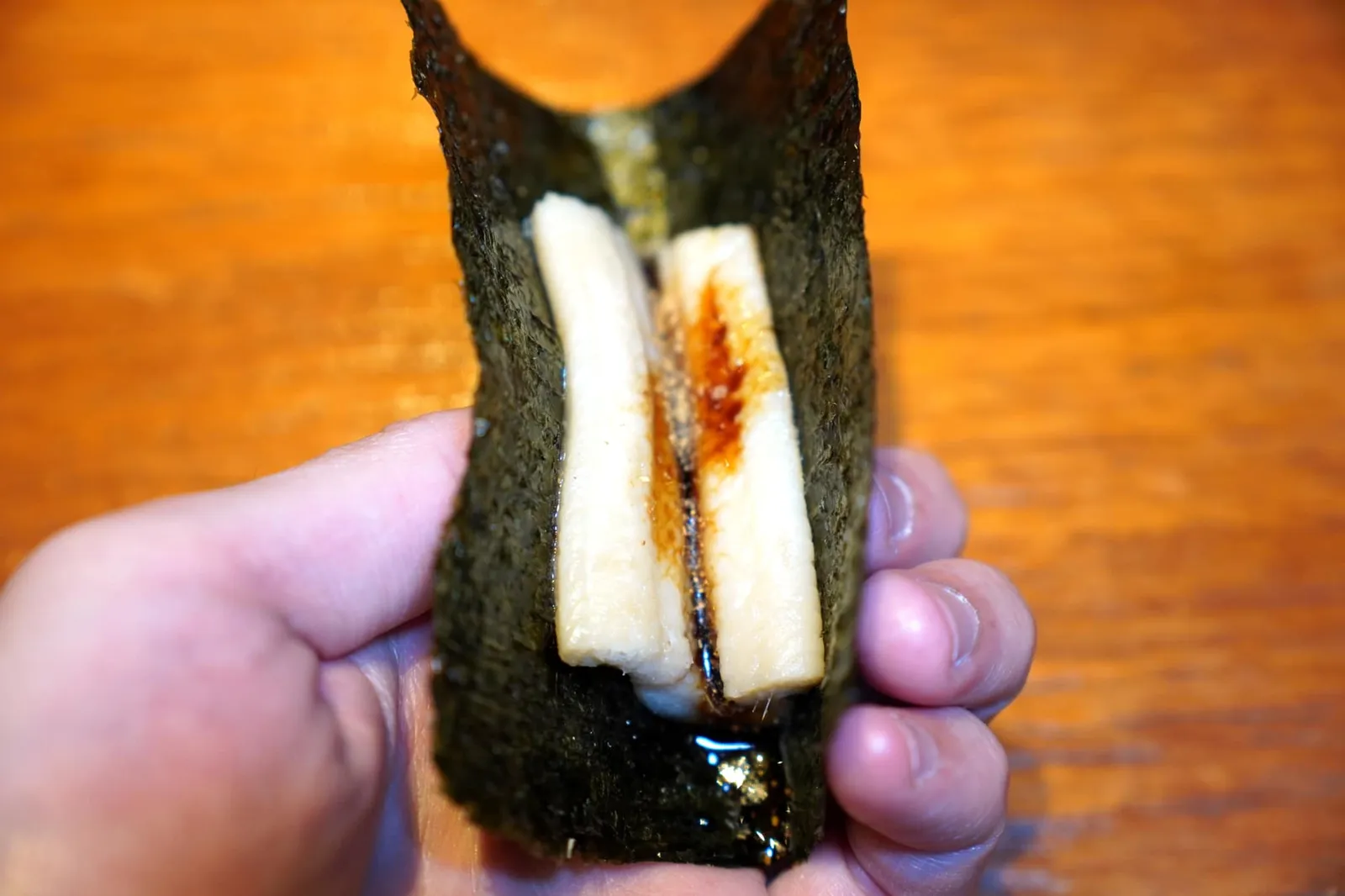 Anago ต่อด้วยปลาไหลทะเลญี่ปุ่นย่างมาอย่างดีจนมีเนื้อสัมผัสนุ่มคล้ายสำลี เชฟทาด้วยซอสรสหวานกลมกล่อมก่อนจะเสิร์ฟมาในสาหร่ายกรอบให้มีเนื้อสัมผัสที่แตกต่างกัน