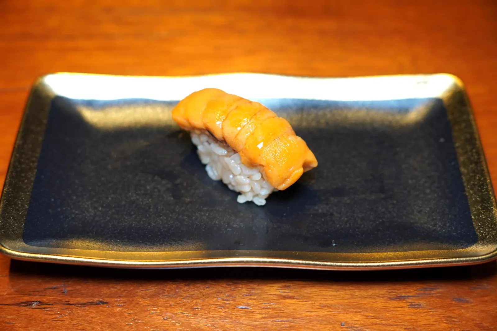 Bafun Uni Nigiri Sushi นิงิริคำถัดมาเป็นไอเทมยอดนิยมอย่างบาฟุนอูนิคุณภาพดีมีความครีมมี่ เพียงเคี้ยวเบา ๆ ก็ละลายในปาก ถือเป็นเมนูคลาสสิคประจำร้านซูชิบ้านเรา รสชาติอร่อยแน่นอนไม่ต้องพูดเยอะ
